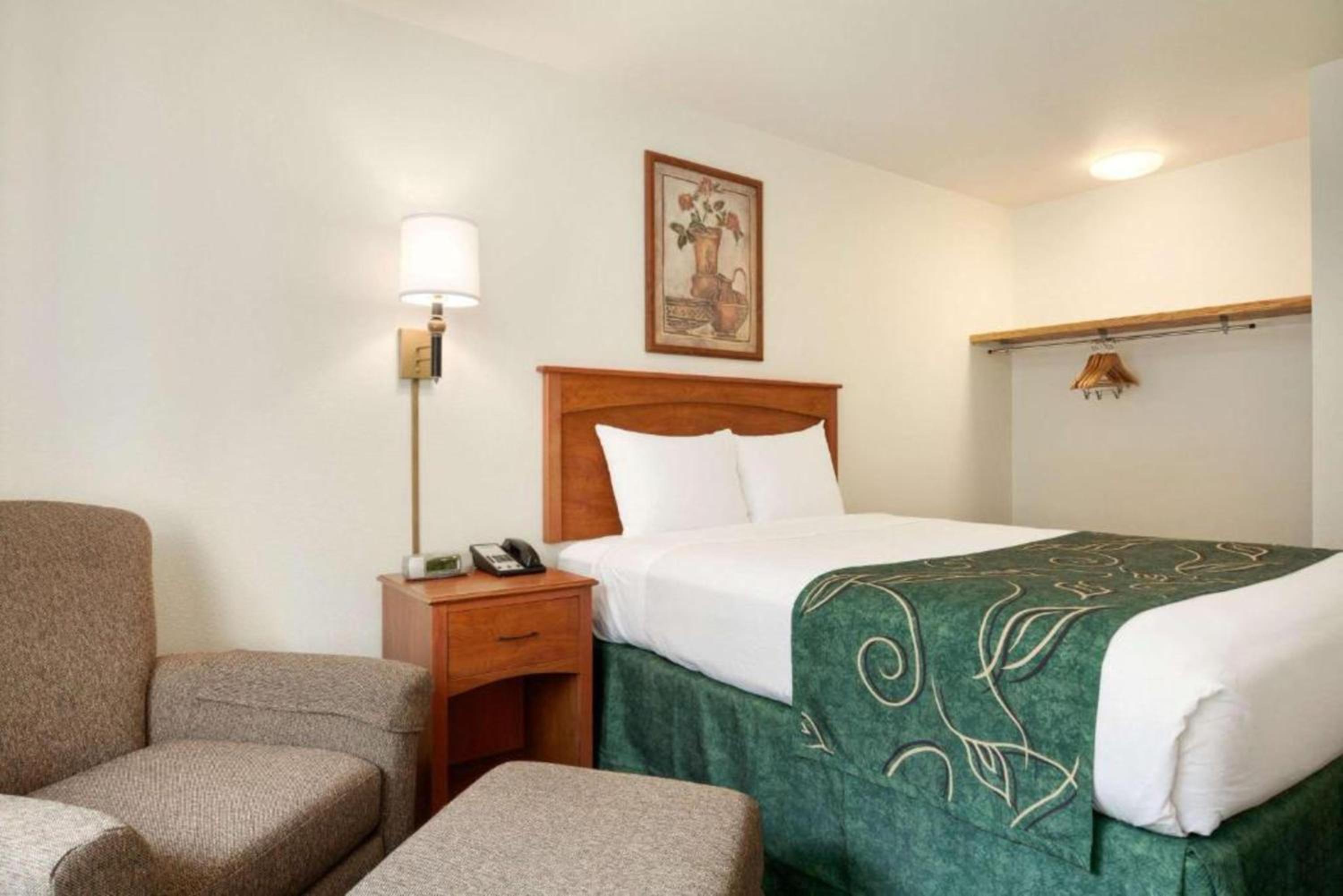 Travelodge by Wyndham Dunsmuir view 4