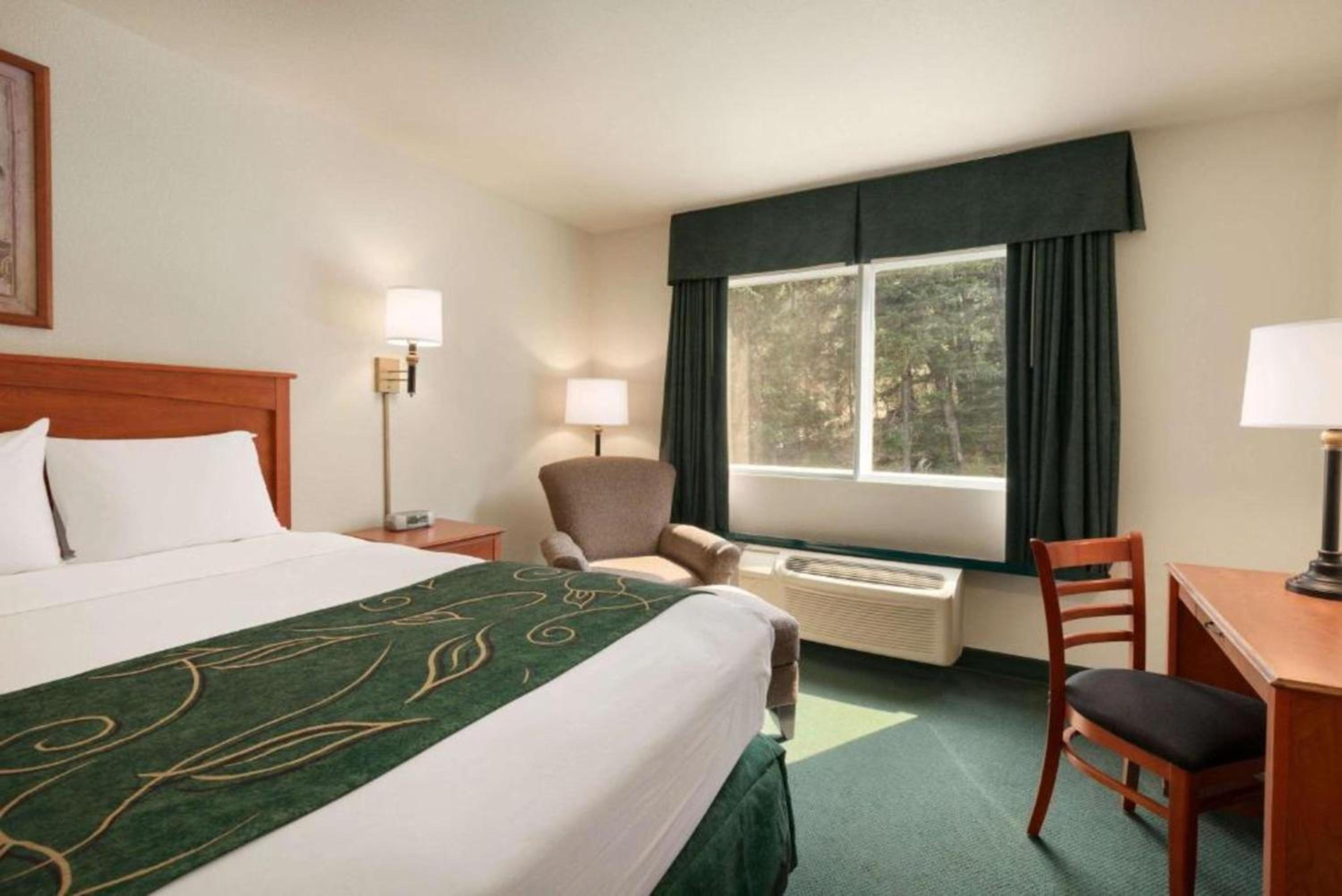 Travelodge by Wyndham Dunsmuir view 3