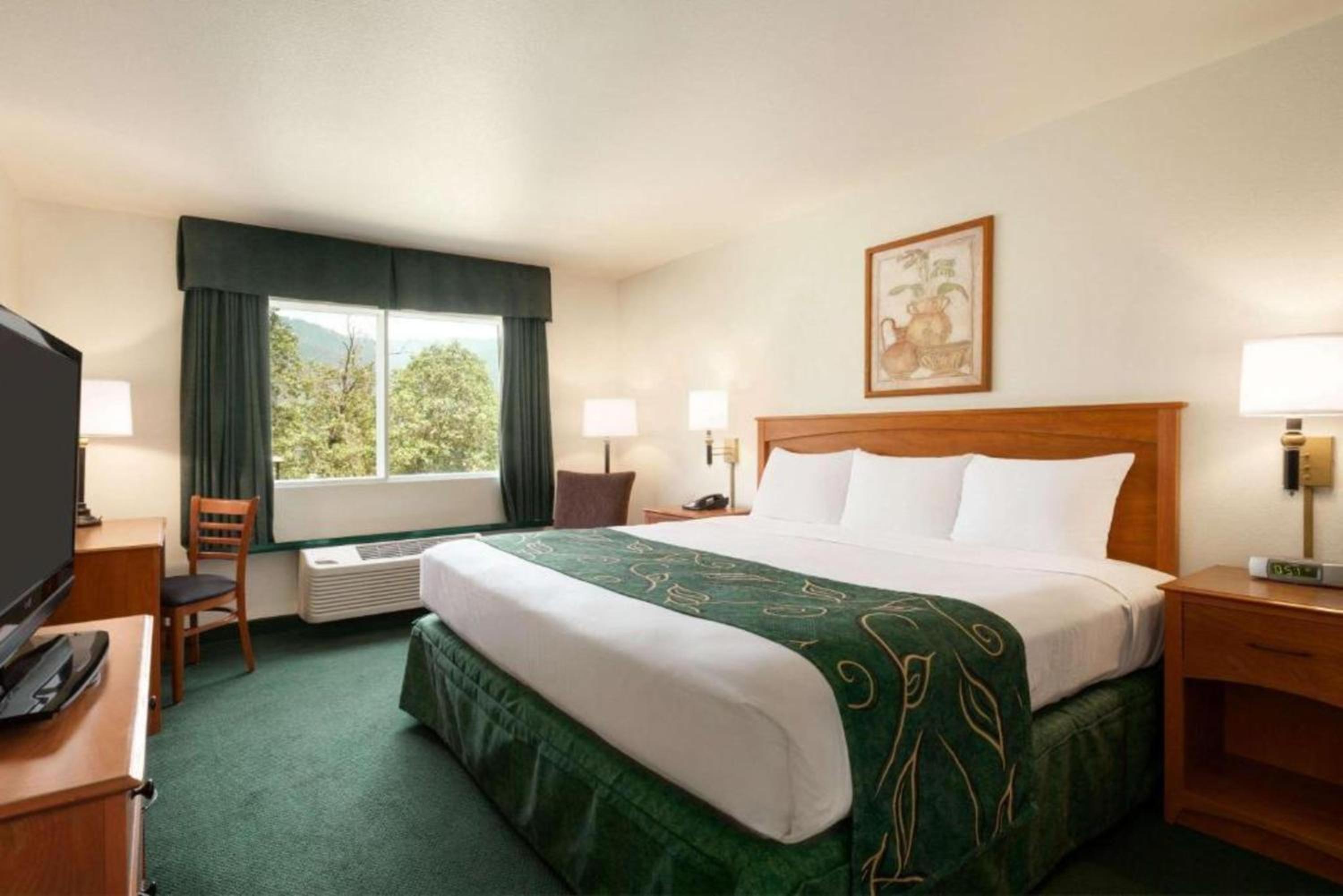 Travelodge by Wyndham Dunsmuir view 2