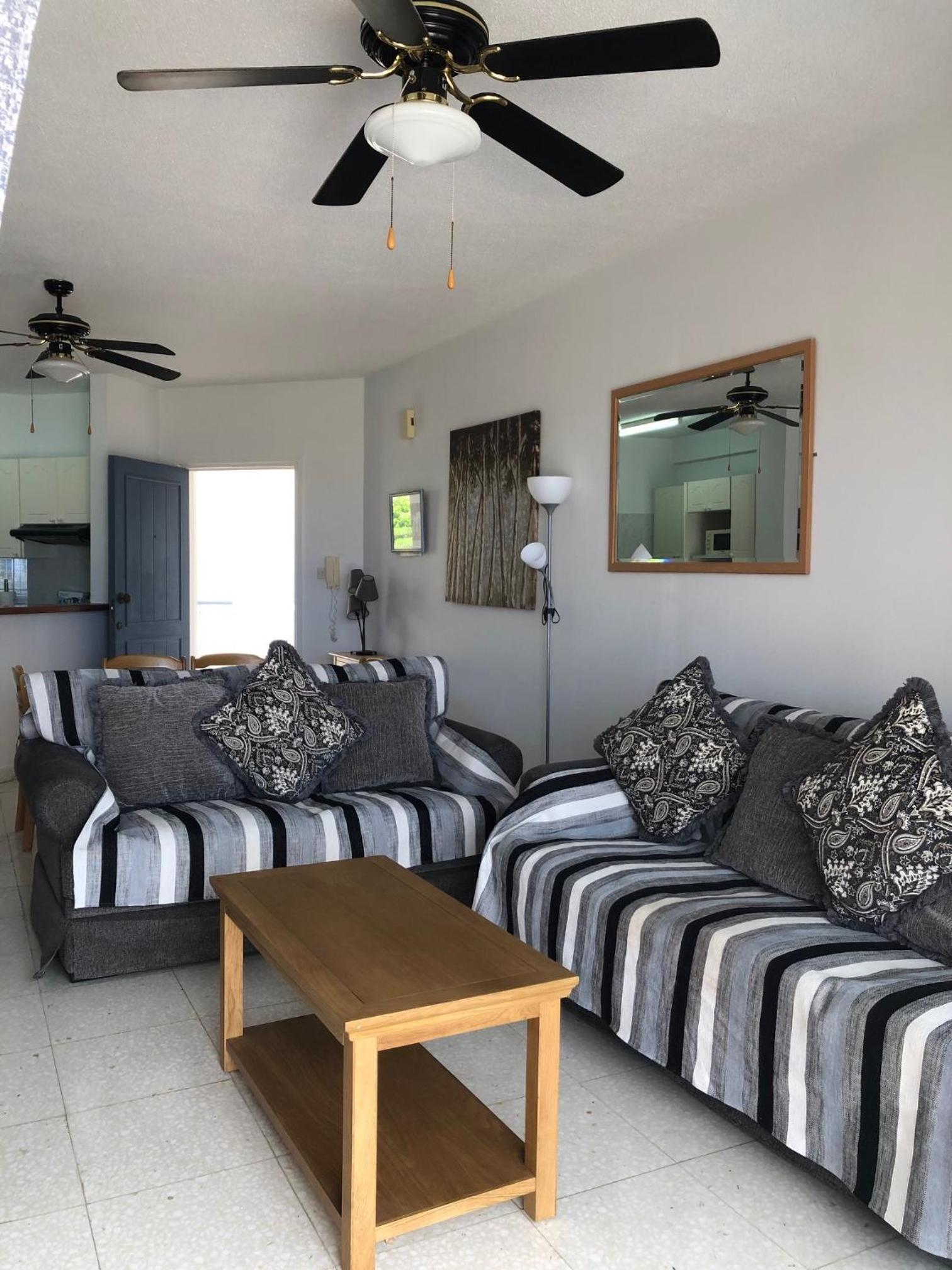 King's Palace - spacious 2 bed, 2 bath with sea and pool views