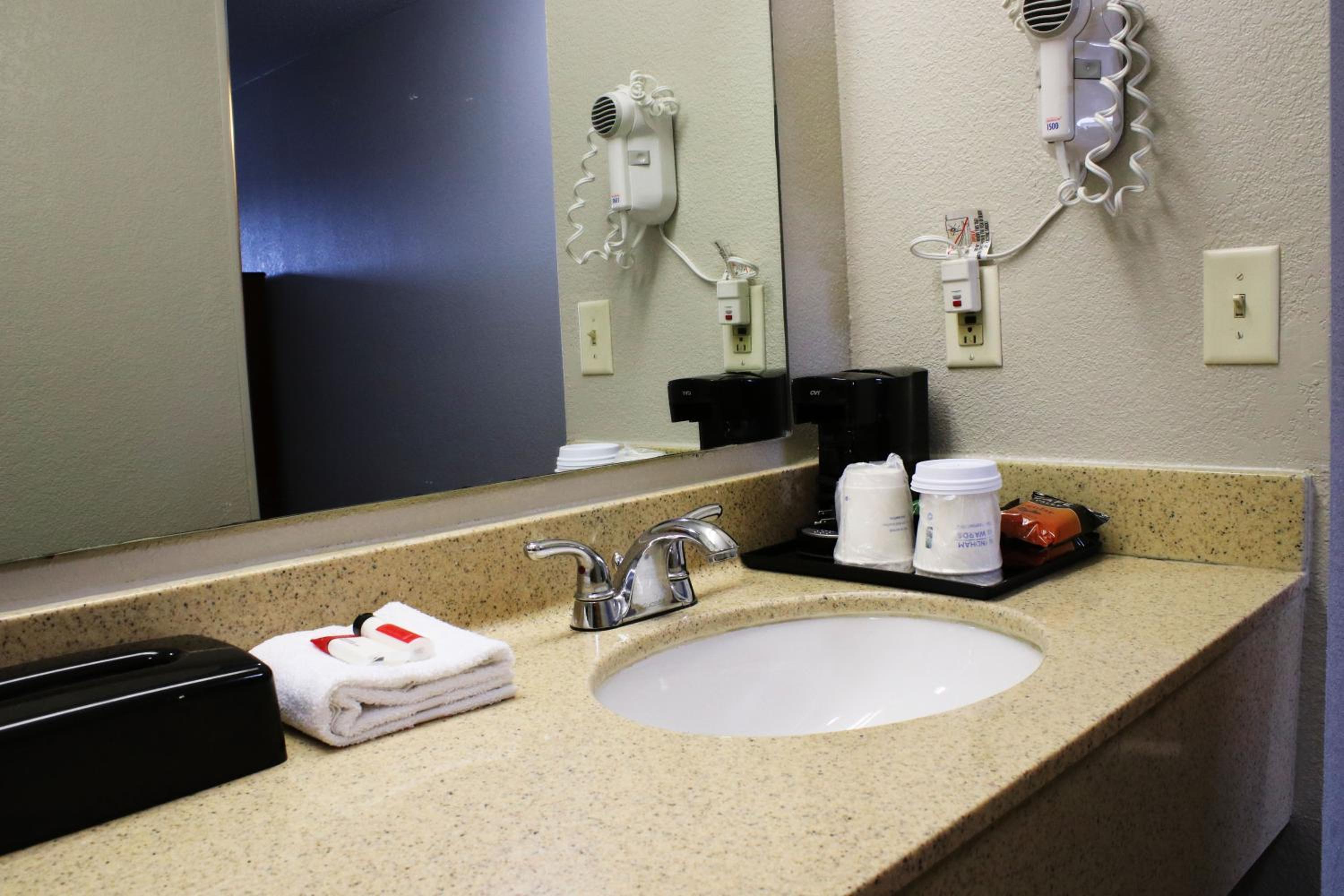 Bloomington Vacations - Days Inn  Suites by Wyndham Bloomington/Normal IL - Property Image 31