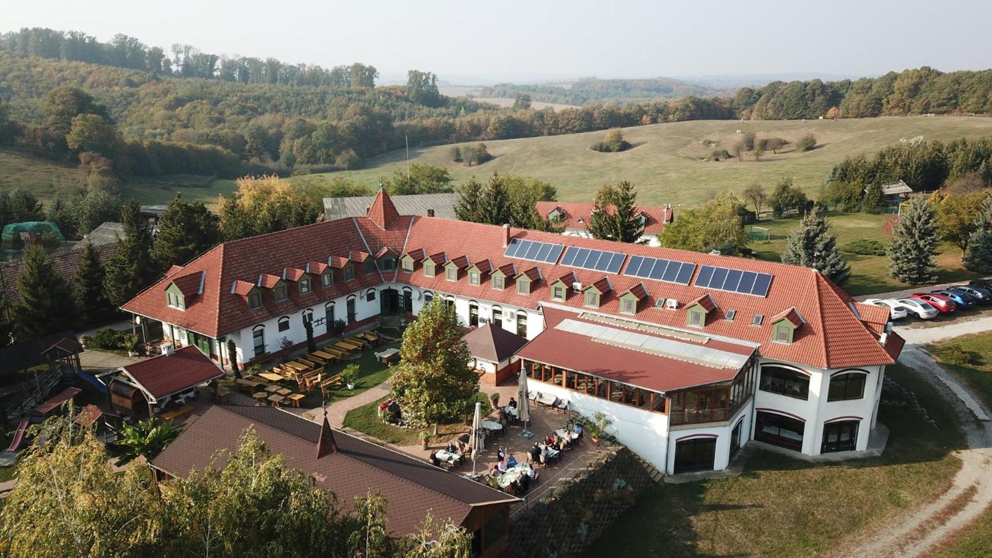 Rácz Tanya és Panzió view 2