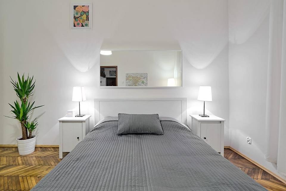 Apartment next to the Main Square view 4