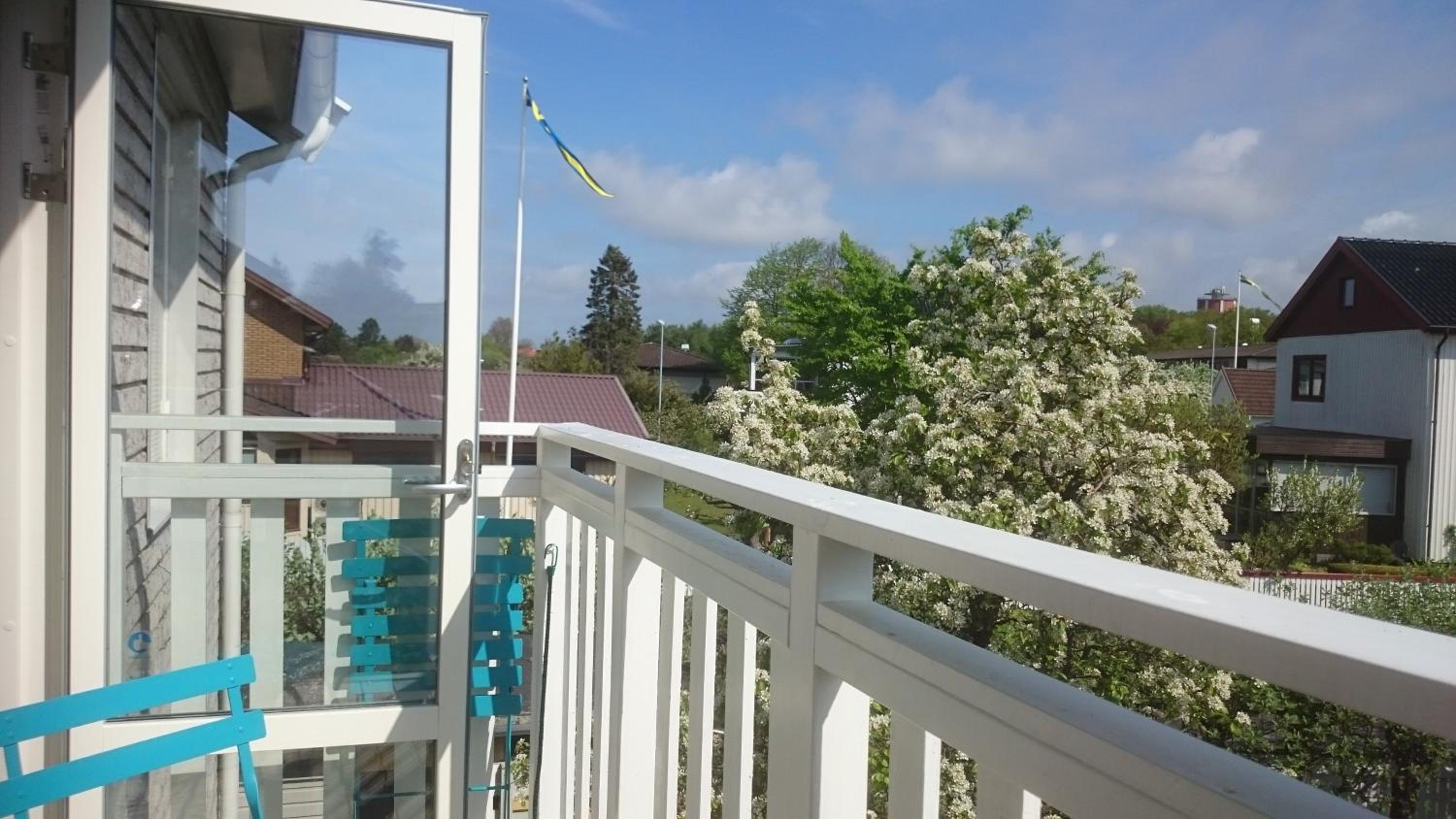 Ljust boende, egen ingång och trädgård i centrum view 3