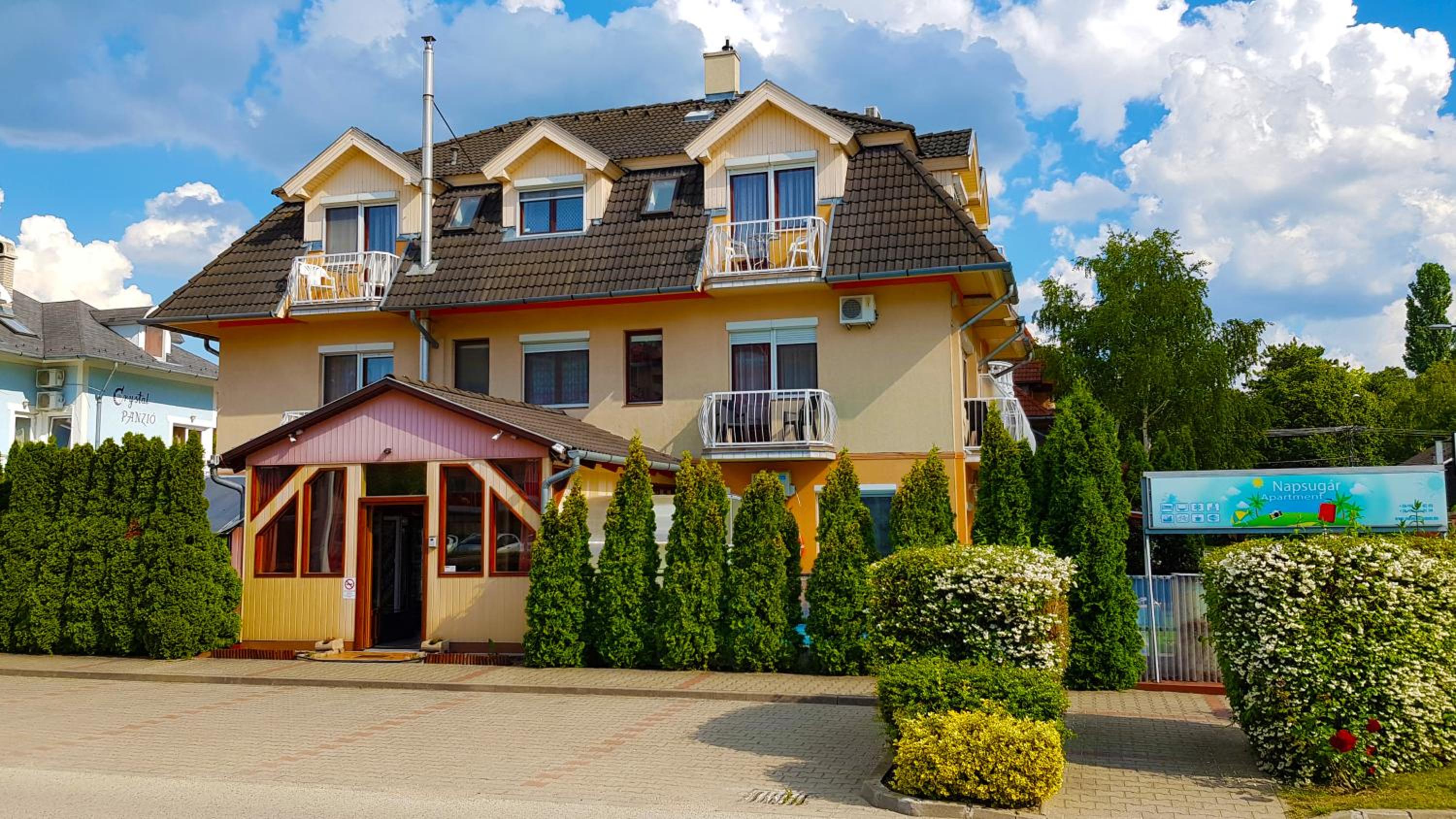 Hotel Napsugár Apartmanház