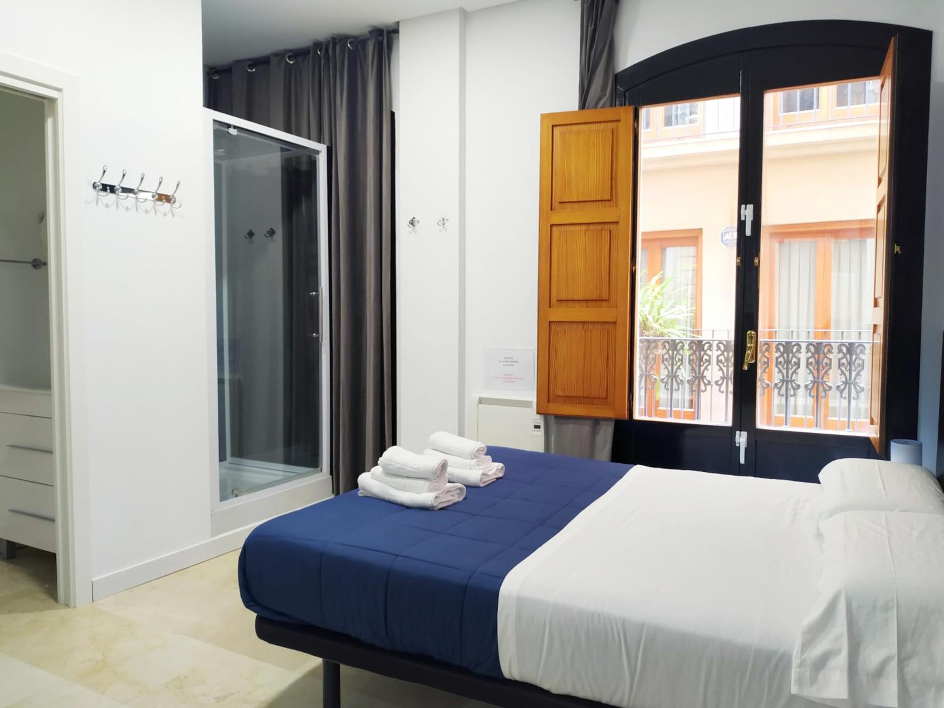 Flats Friends Plaza de la Reina