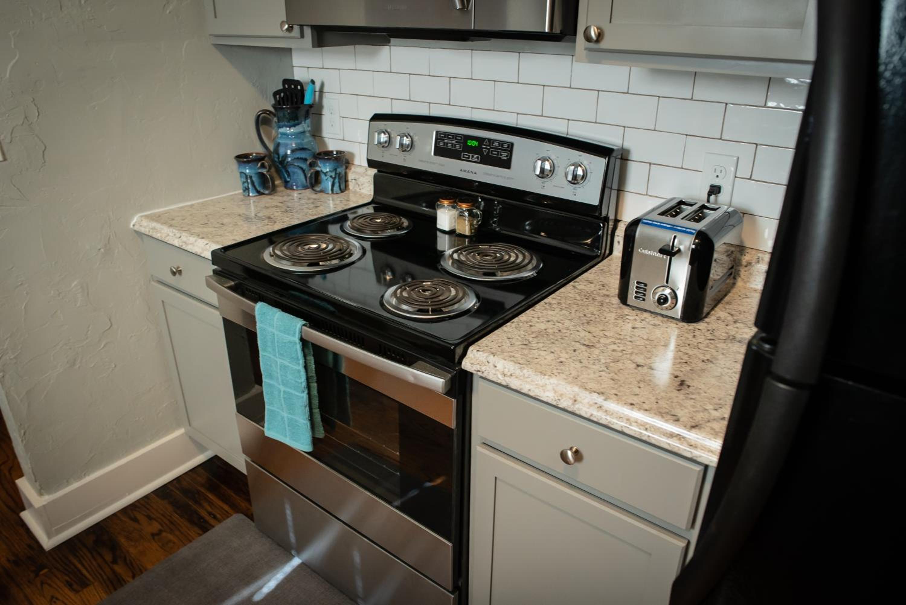 The Cozy Chickasha, Fiber WIFI, Washer & Dryer, Near DT Chickasha & Leg Lamp! view 5