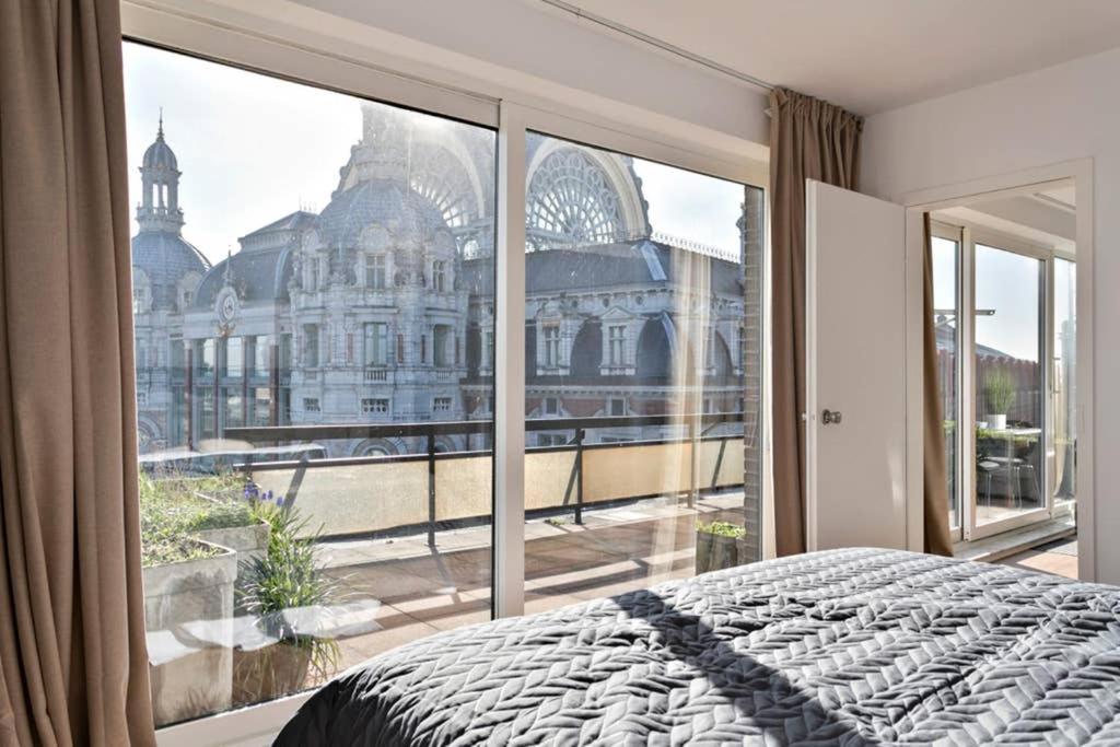 City PENTHOUSE, rooftop terrace, free NETFLIX, wifi and airco view 4