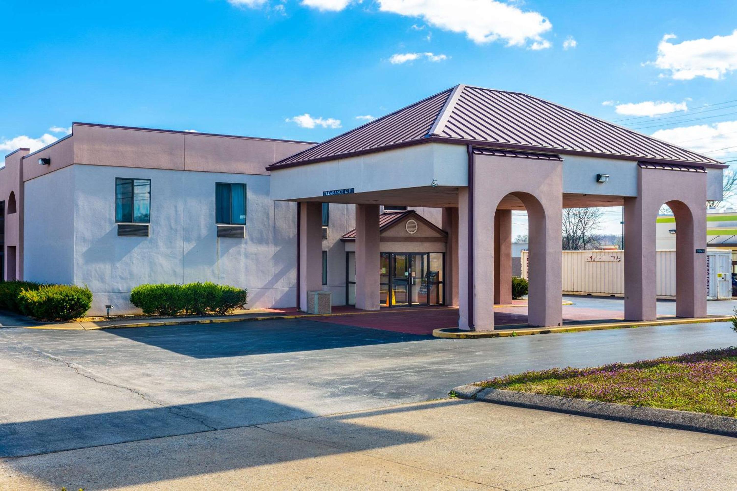 Econo Lodge & Suites Clarksville near Governors Square Mall view 2