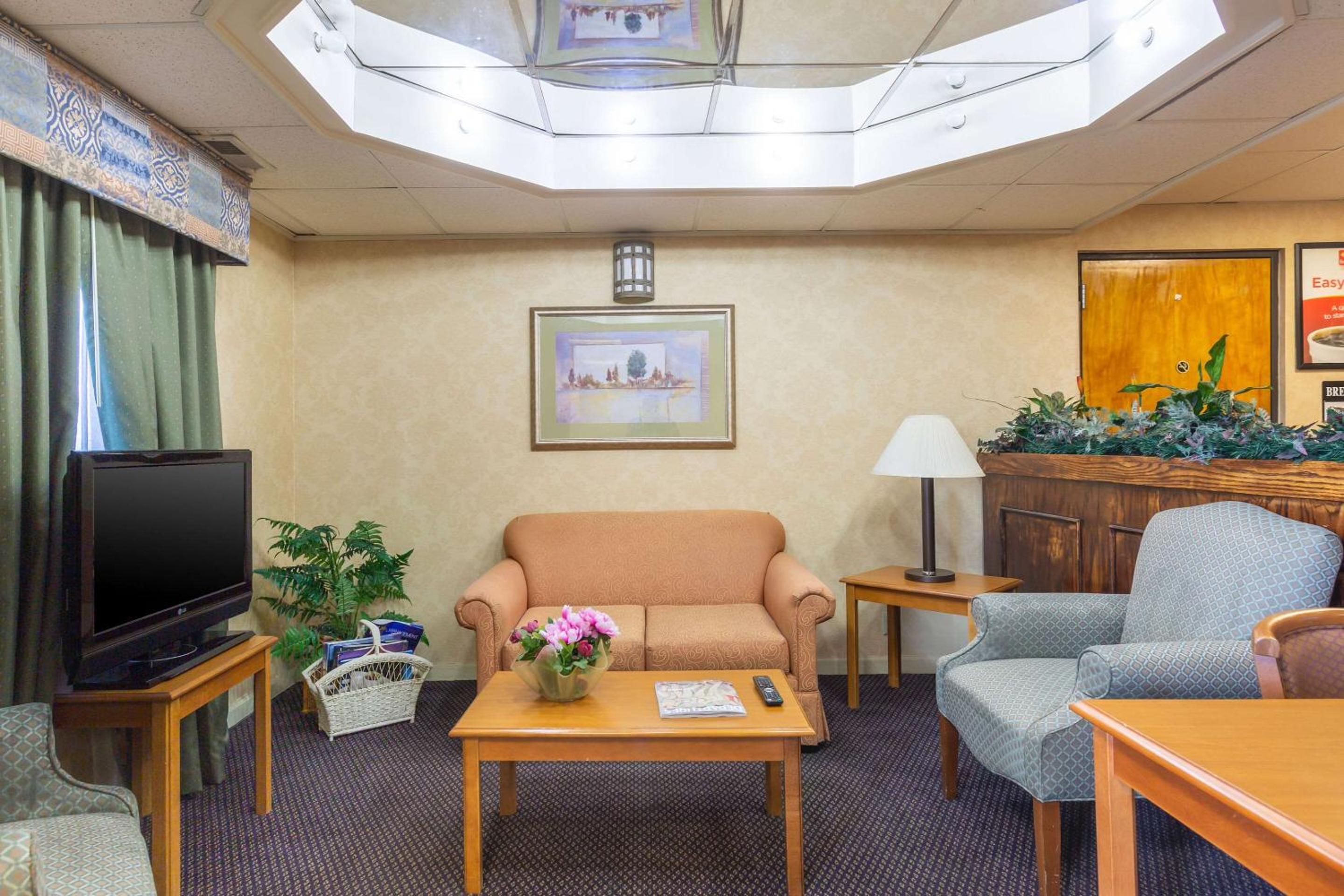 Econo Lodge & Suites Clarksville near Governors Square Mall view 4