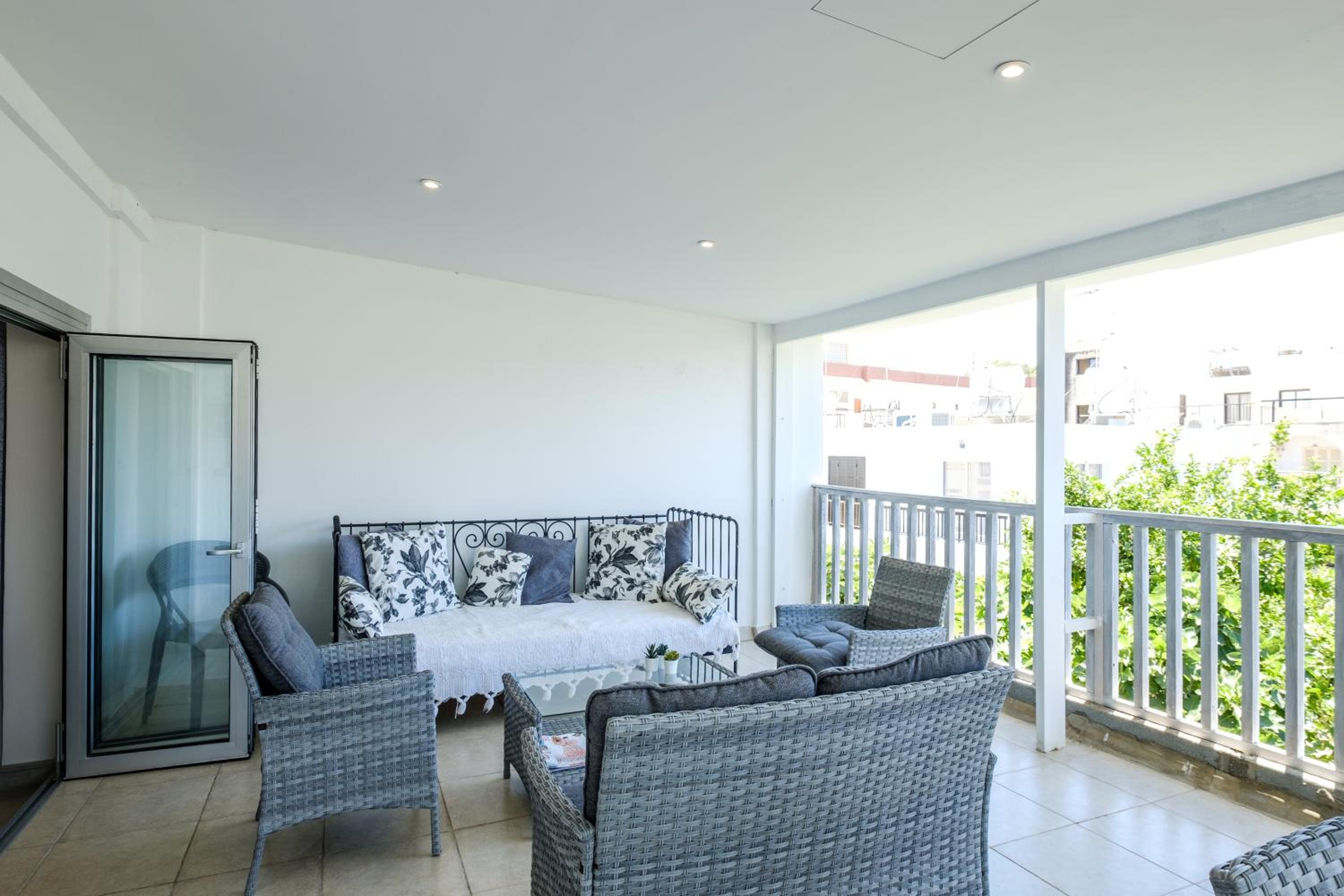 Lovely 2 BR Vacation Apt Kohili Beach - 3 Min Walk
