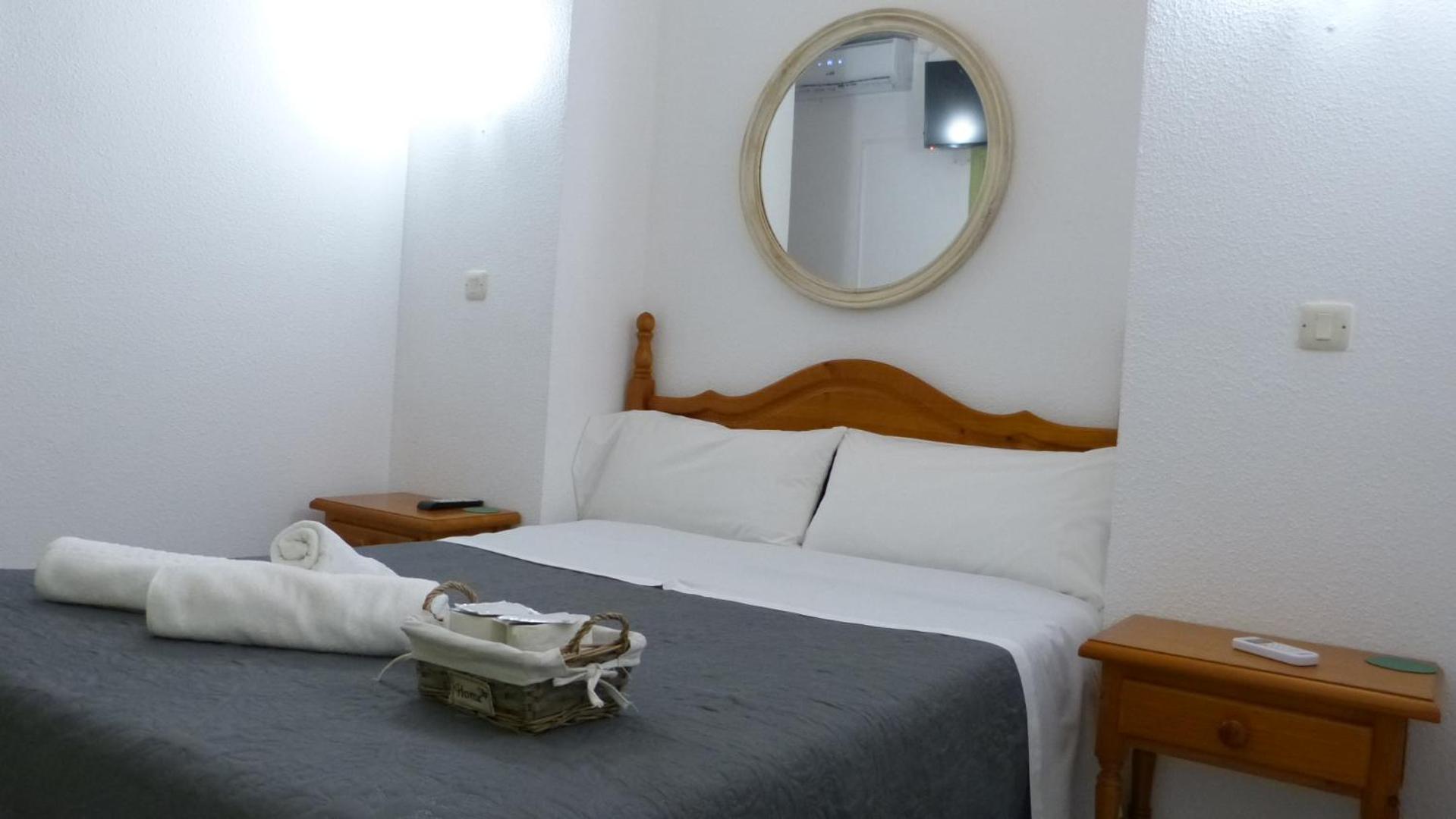 HOSTAL CANDELEDA view 3