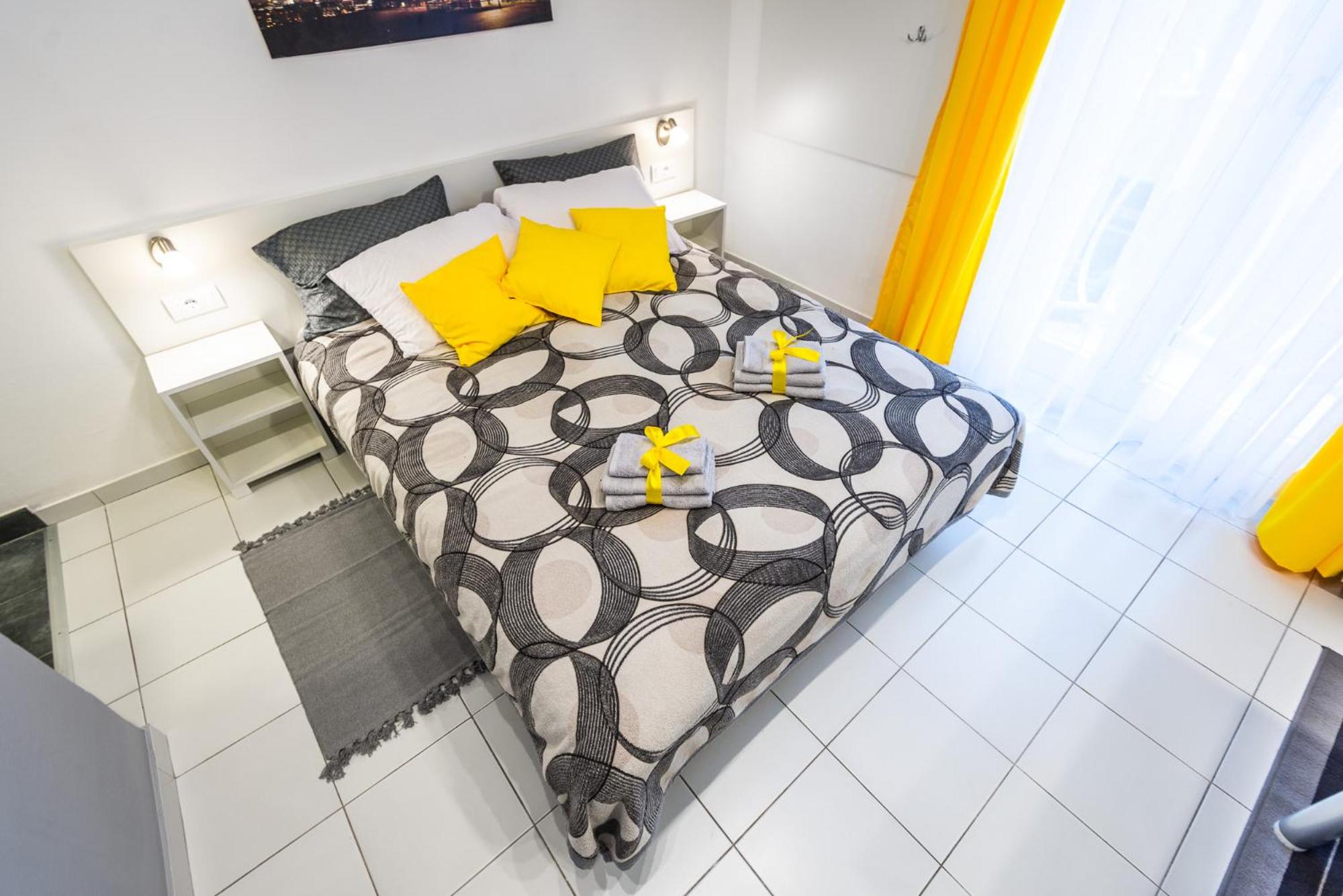 BLACK & YELLOW Centrally located studio view 2