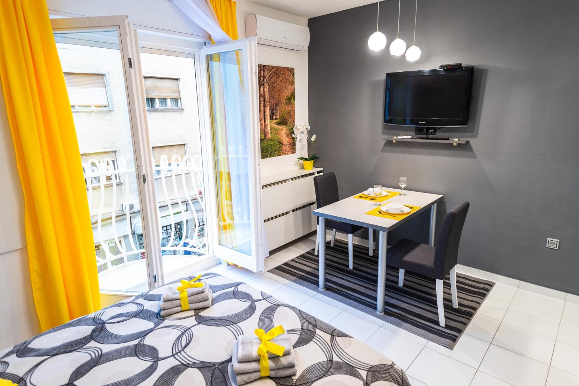 BLACK & YELLOW Centrally located studio view 5
