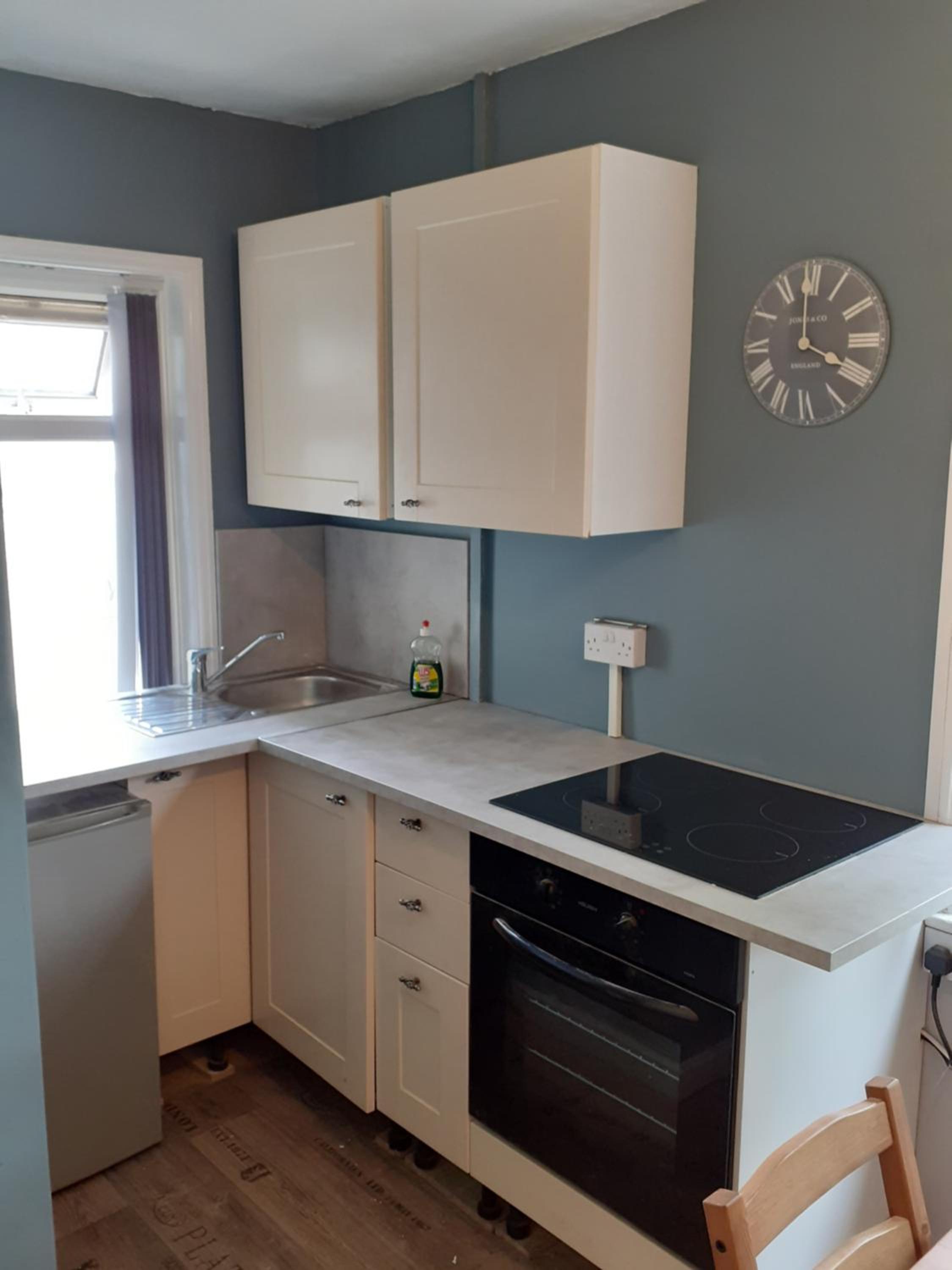 Looe Vacations - Admirals Apartment sleeps 4 adults 2 children EV Point - Property Image 13