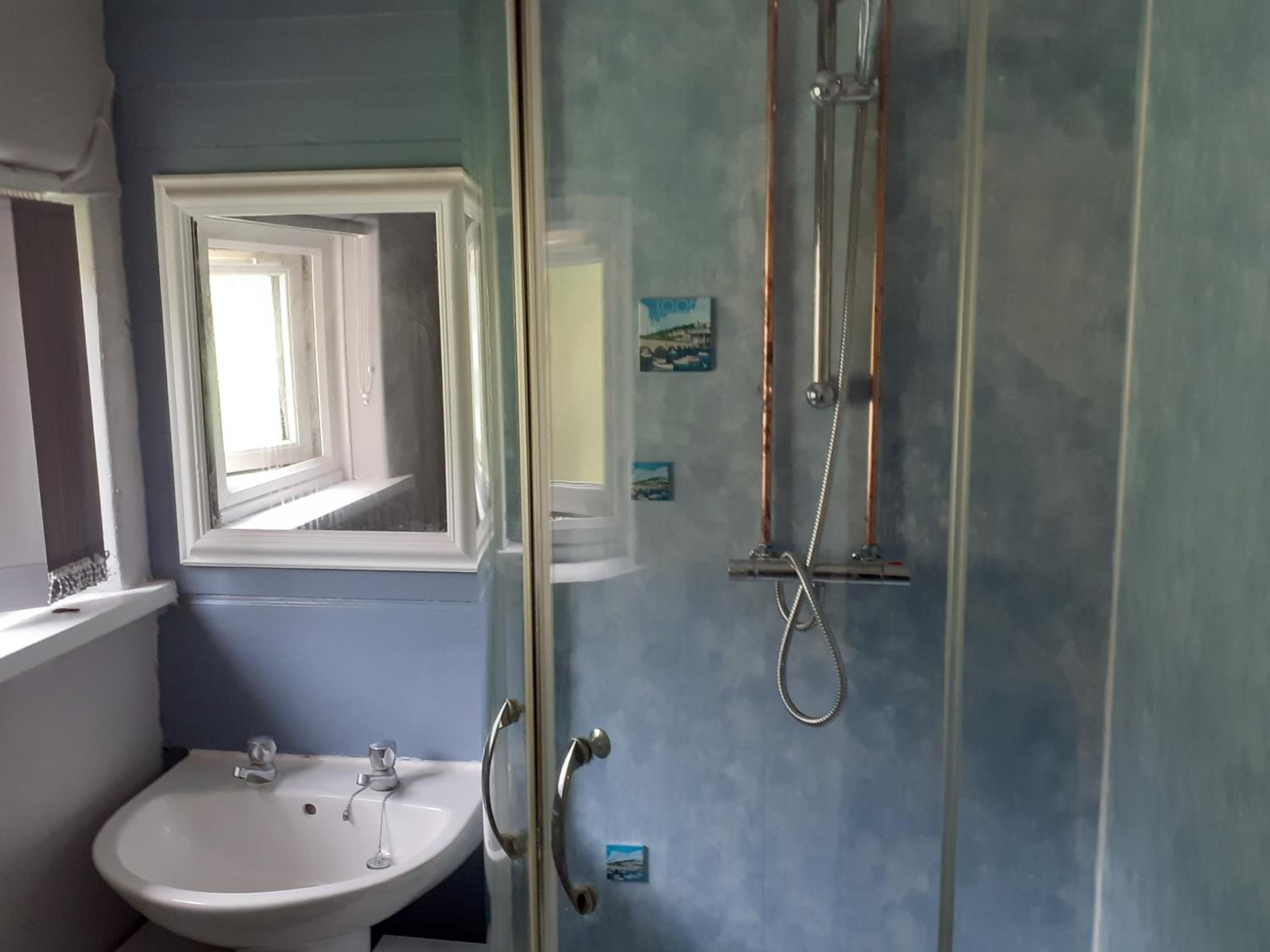 Looe Vacations - Admirals Apartment sleeps 4 adults 2 children EV Point - Property Image 5