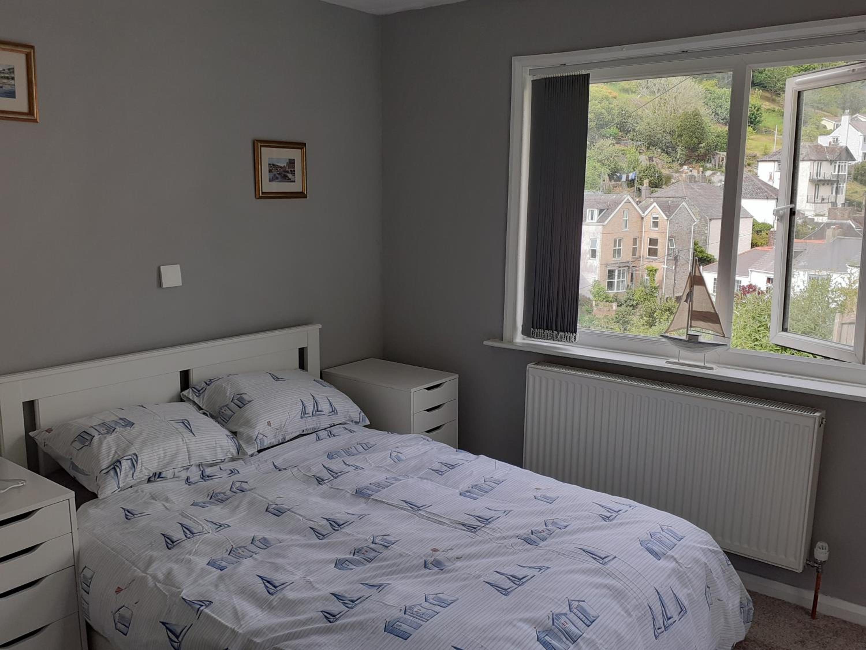 Looe Vacations - Admirals Apartment sleeps 4 adults 2 children EV Point - Property Image 18