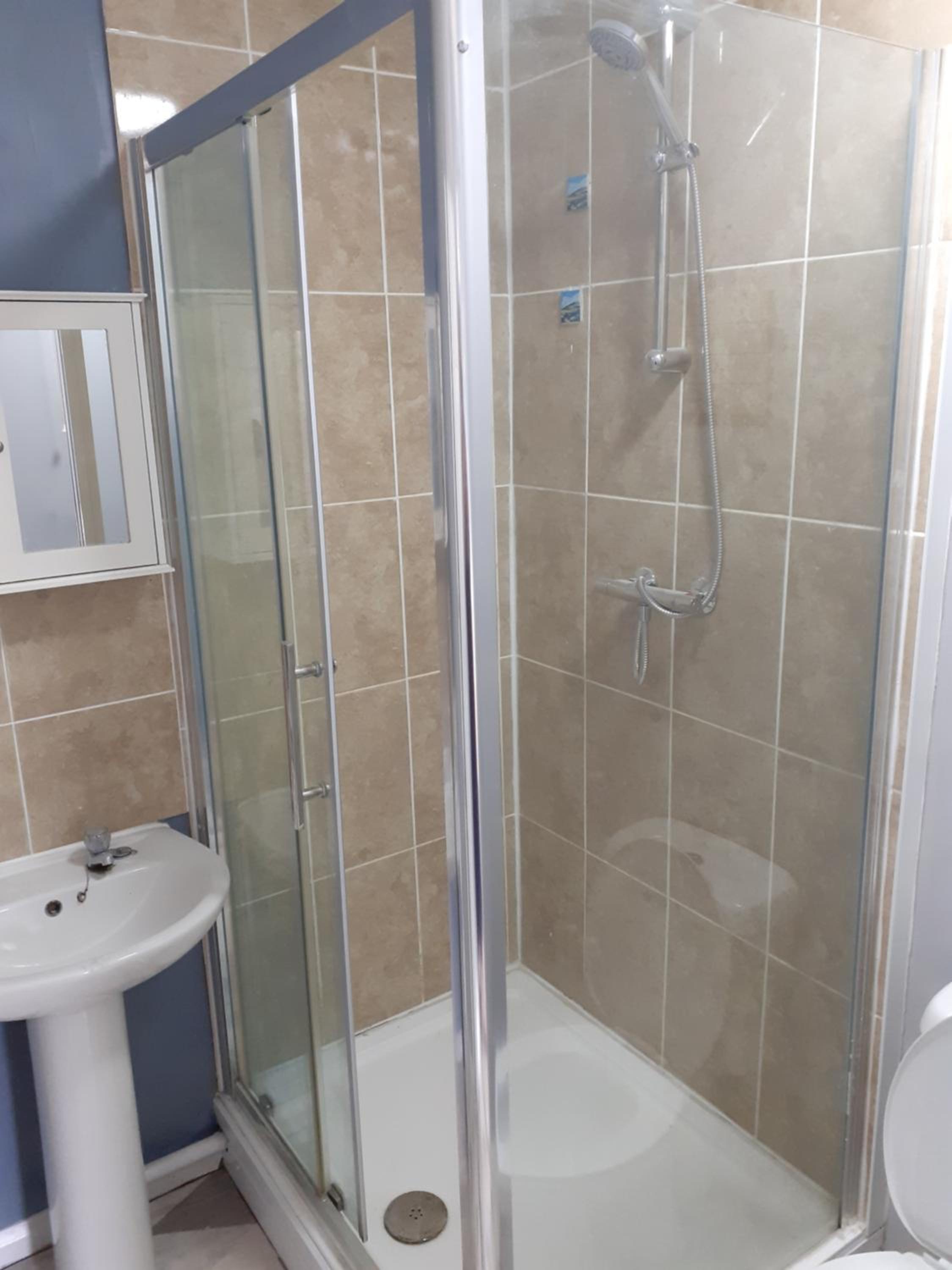 Looe Vacations - Admirals Apartment sleeps 4 adults 2 children EV Point - Property Image 16