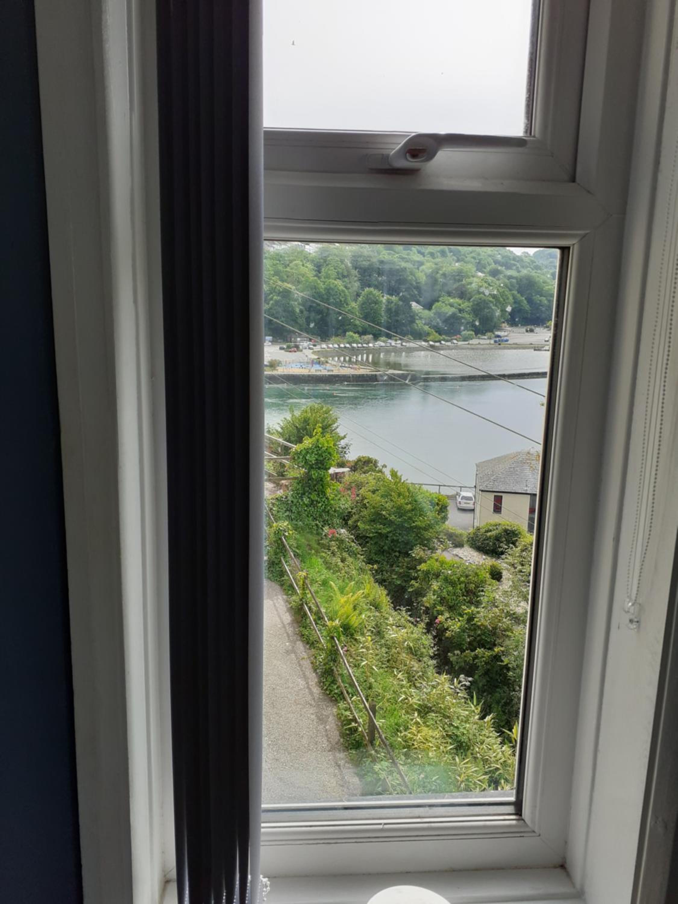 Looe Vacations - Admirals Apartment sleeps 4 adults 2 children EV Point - Property Image 2