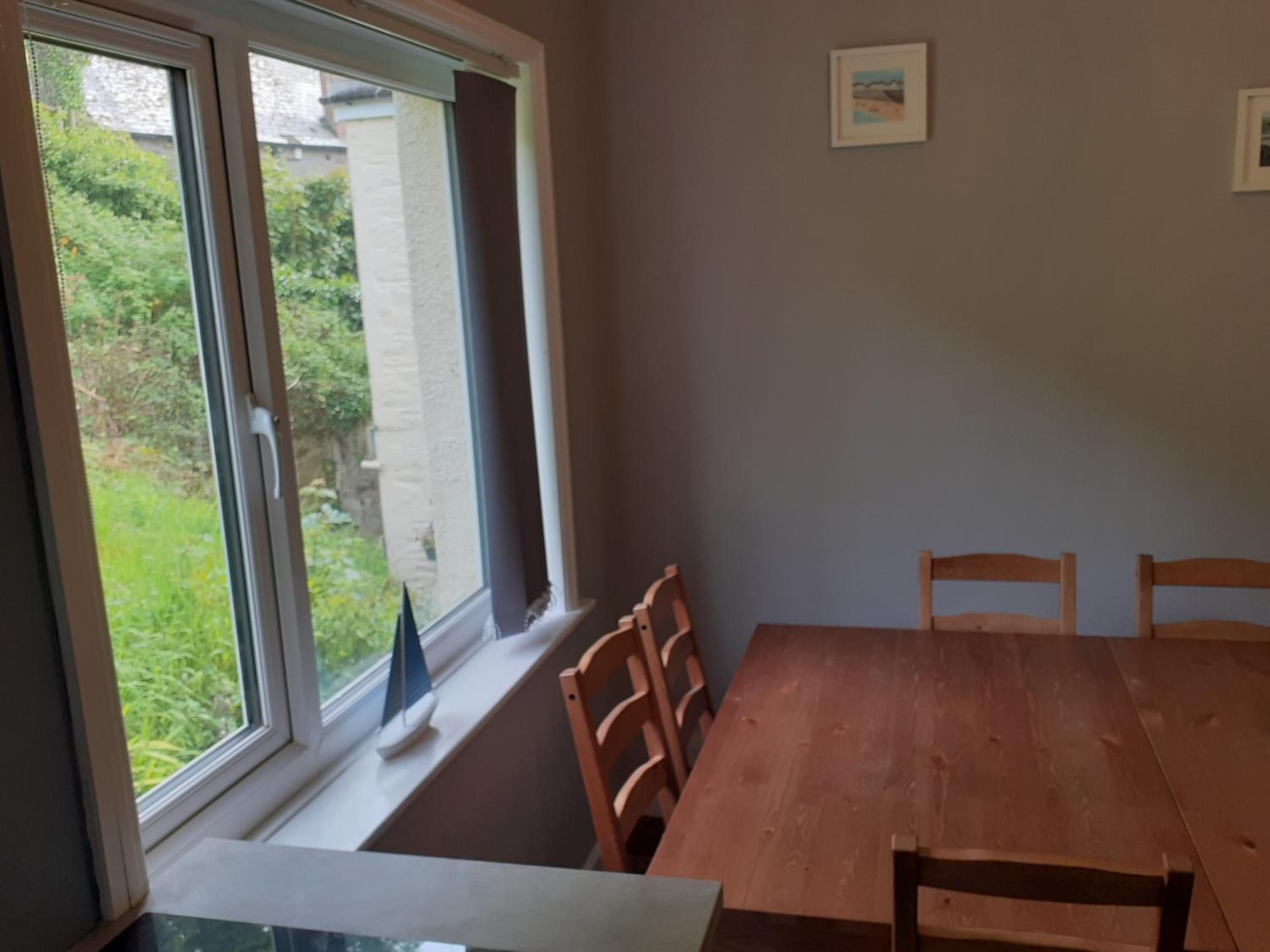 Looe Vacations - Admirals Apartment sleeps 4 adults 2 children EV Point - Property Image 12