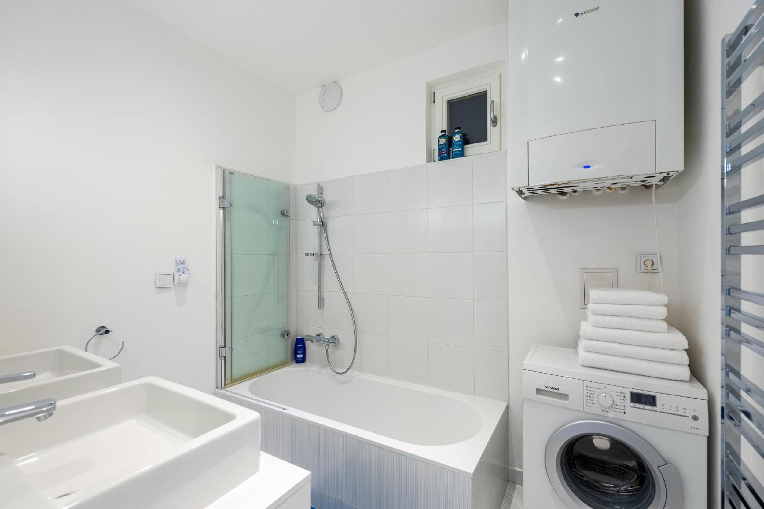 *SUNNY and STYLISH* Apt with BALCONY near TV Tower