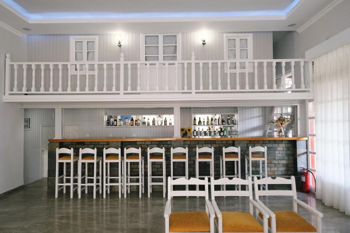 bar
