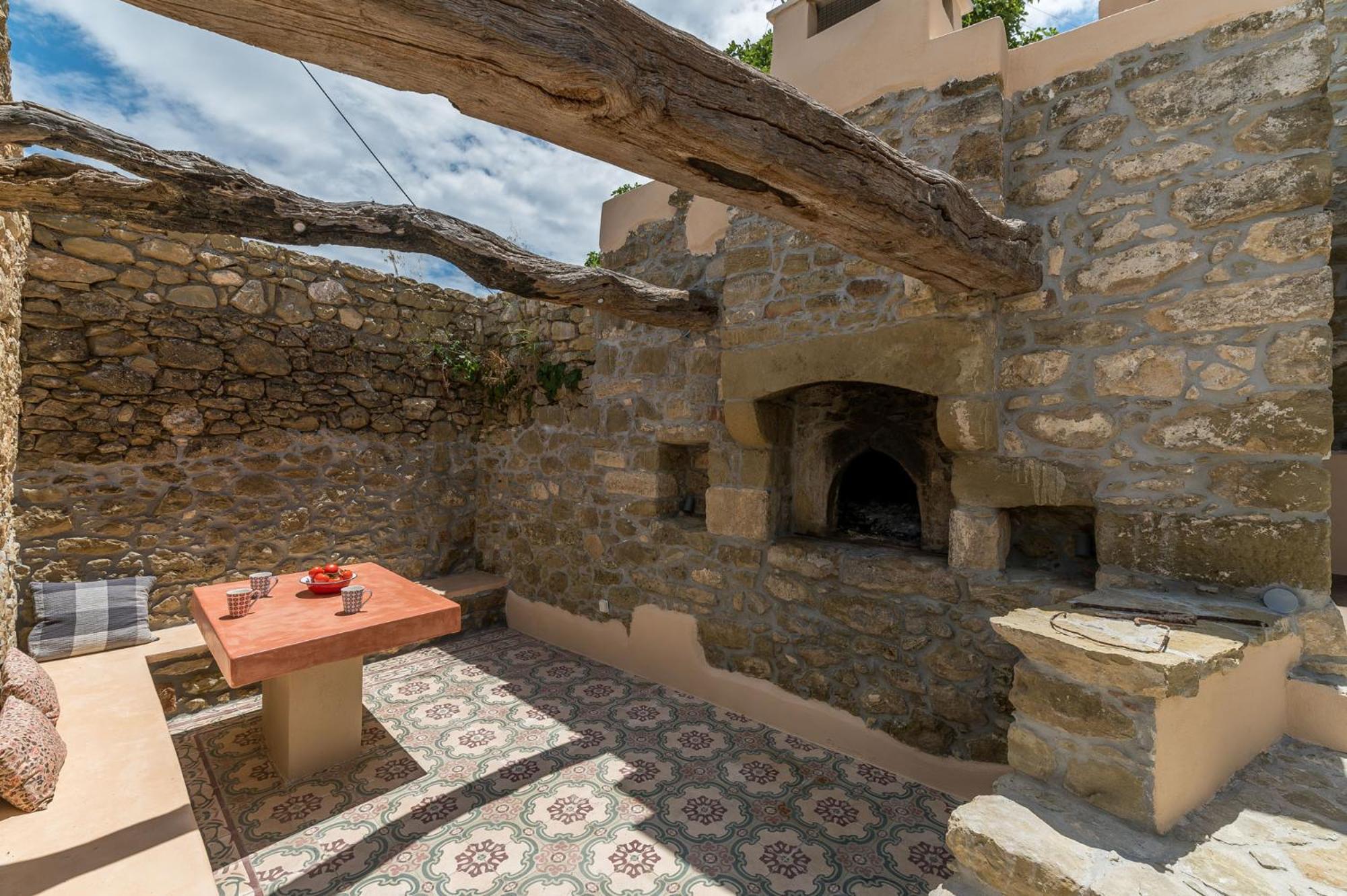 Pera Chorio - Daphne - Artist stone house with countryside views photo 3