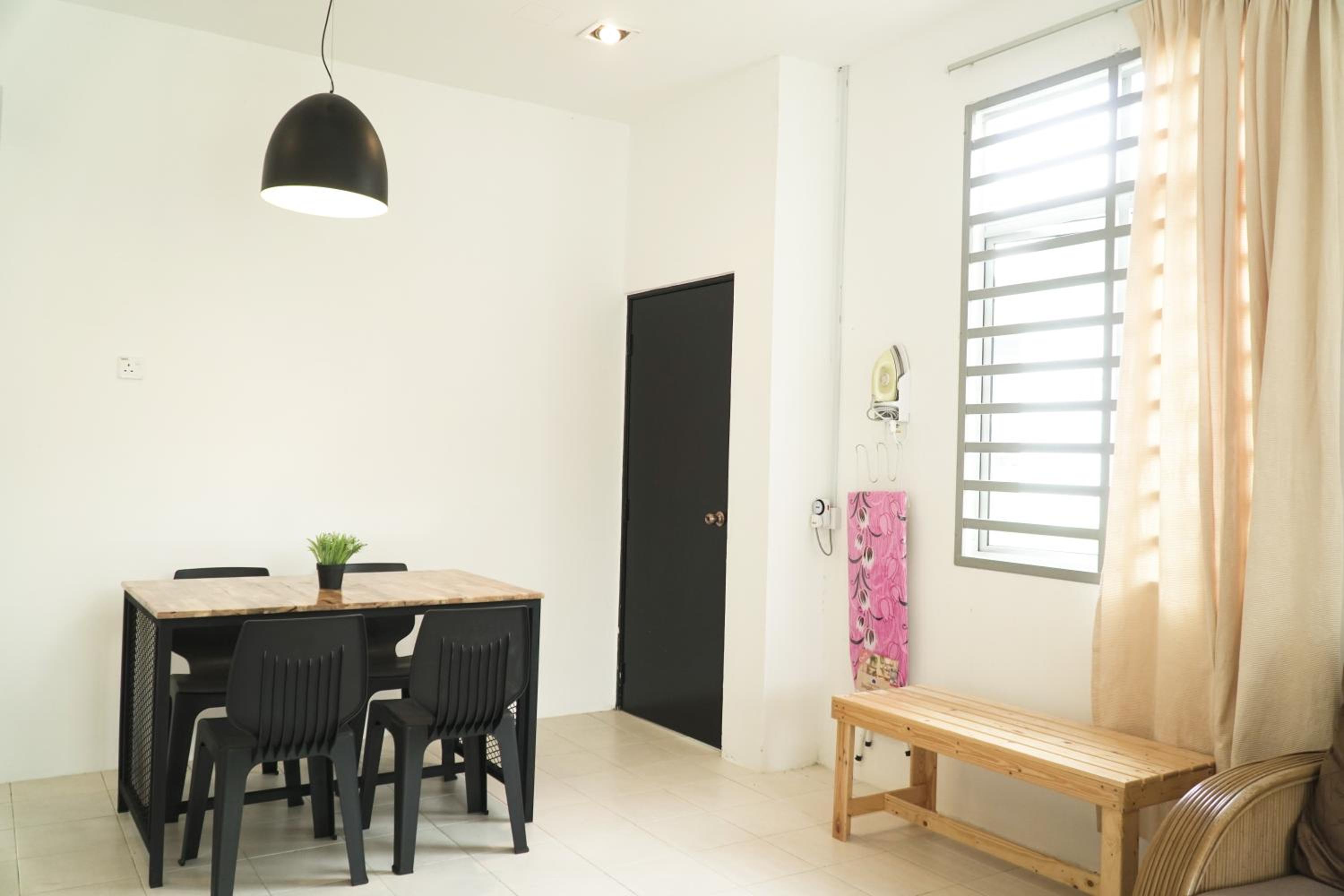 Cozy, Spacious, Air Cond UMP Gambang Homestay -- The Pigeon Guest House photo 4