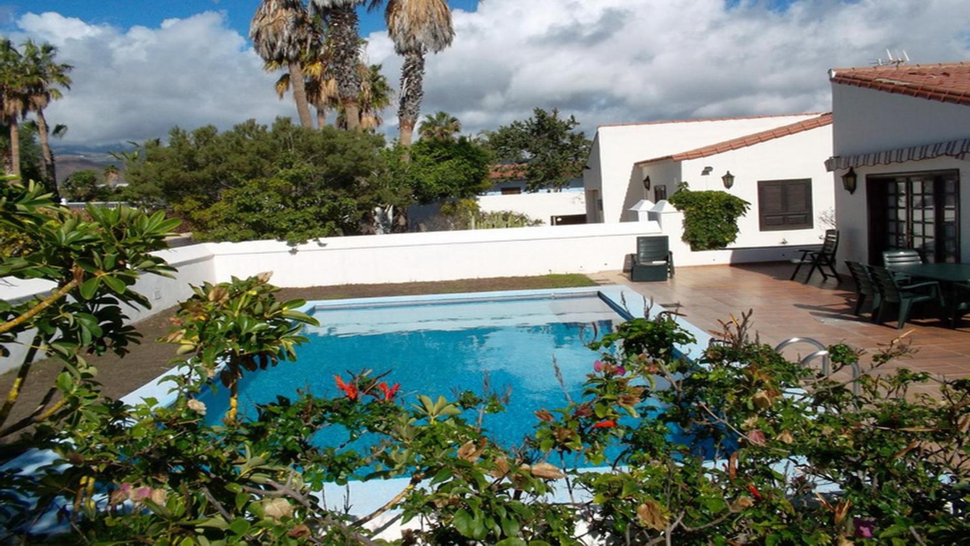 Exclusively located Golf Villa with heated pool view 3