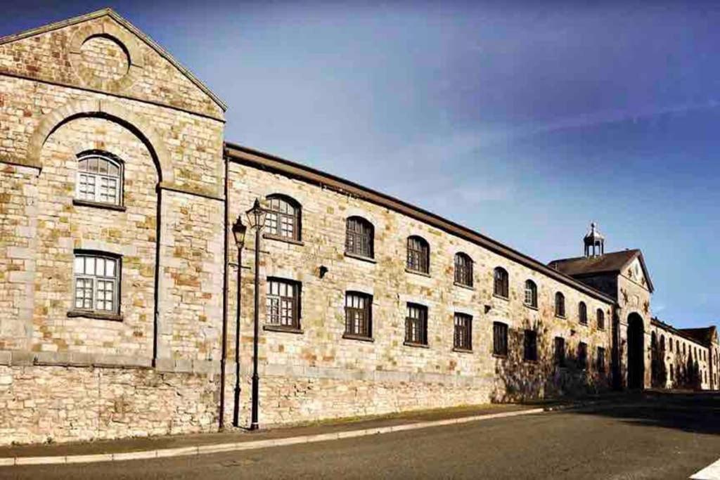 Hotel Bee Hive Merthyr Tydfil - Image 1