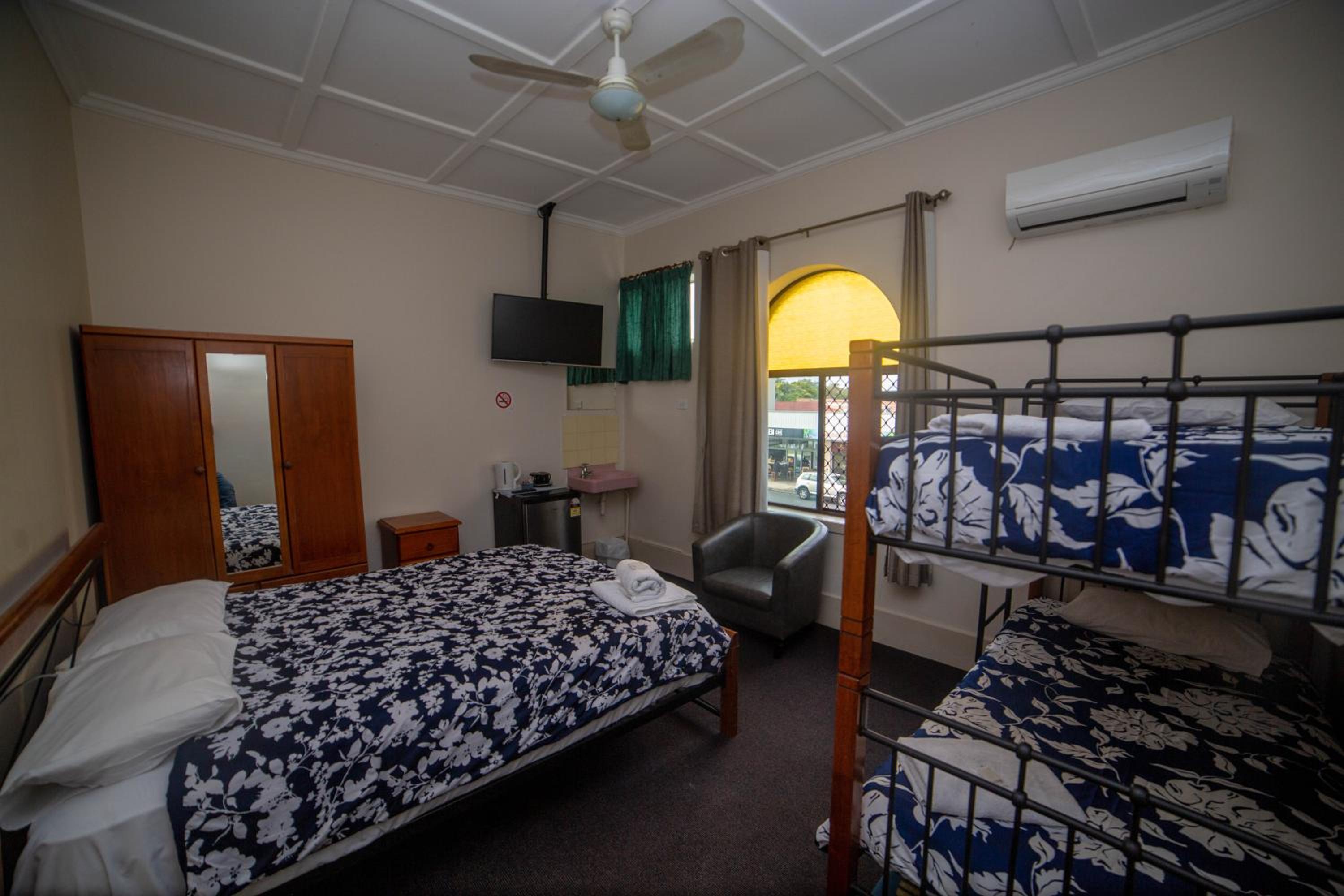 Australian Hotel