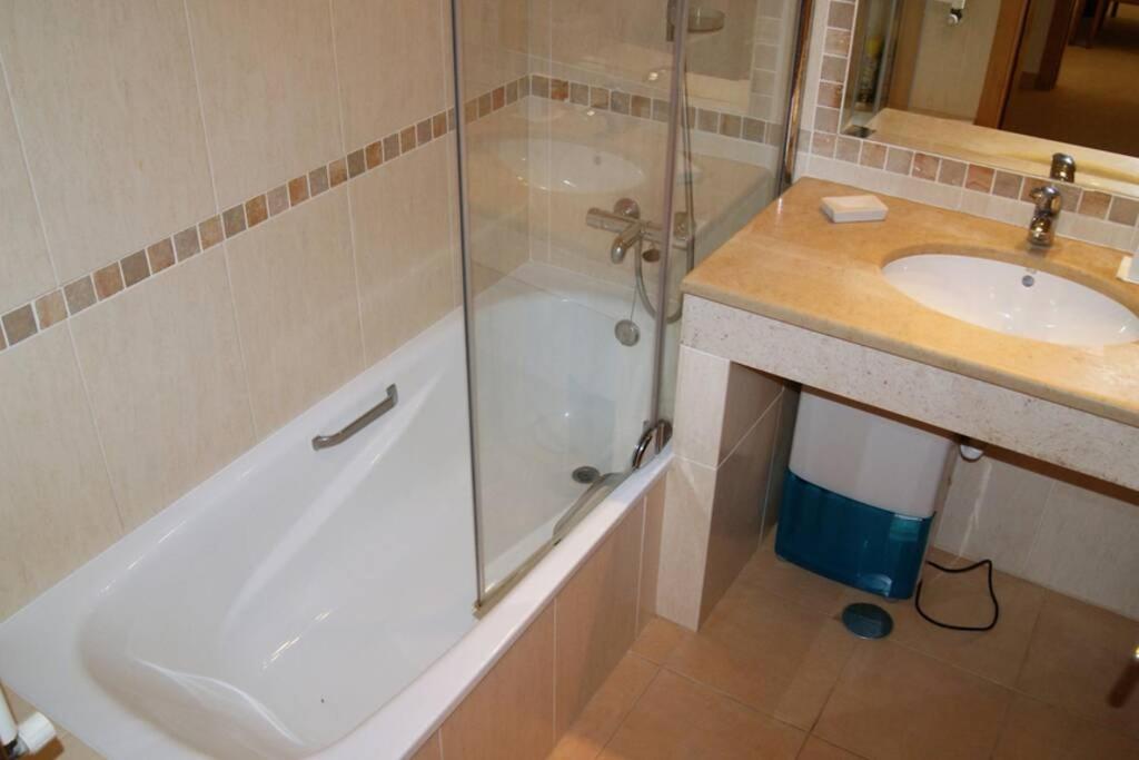 Vila das Acacias apartamento con piscina en Luz — bathroom