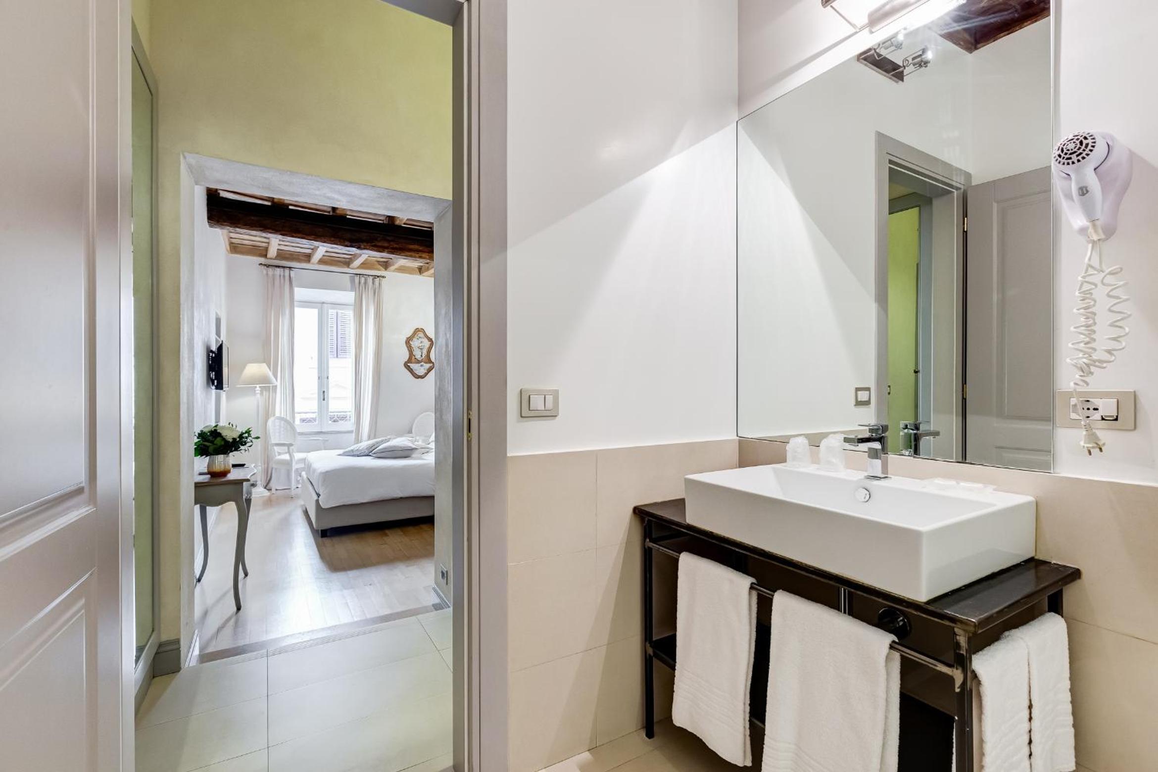 Rome Frattina27 en Rome — bathroom