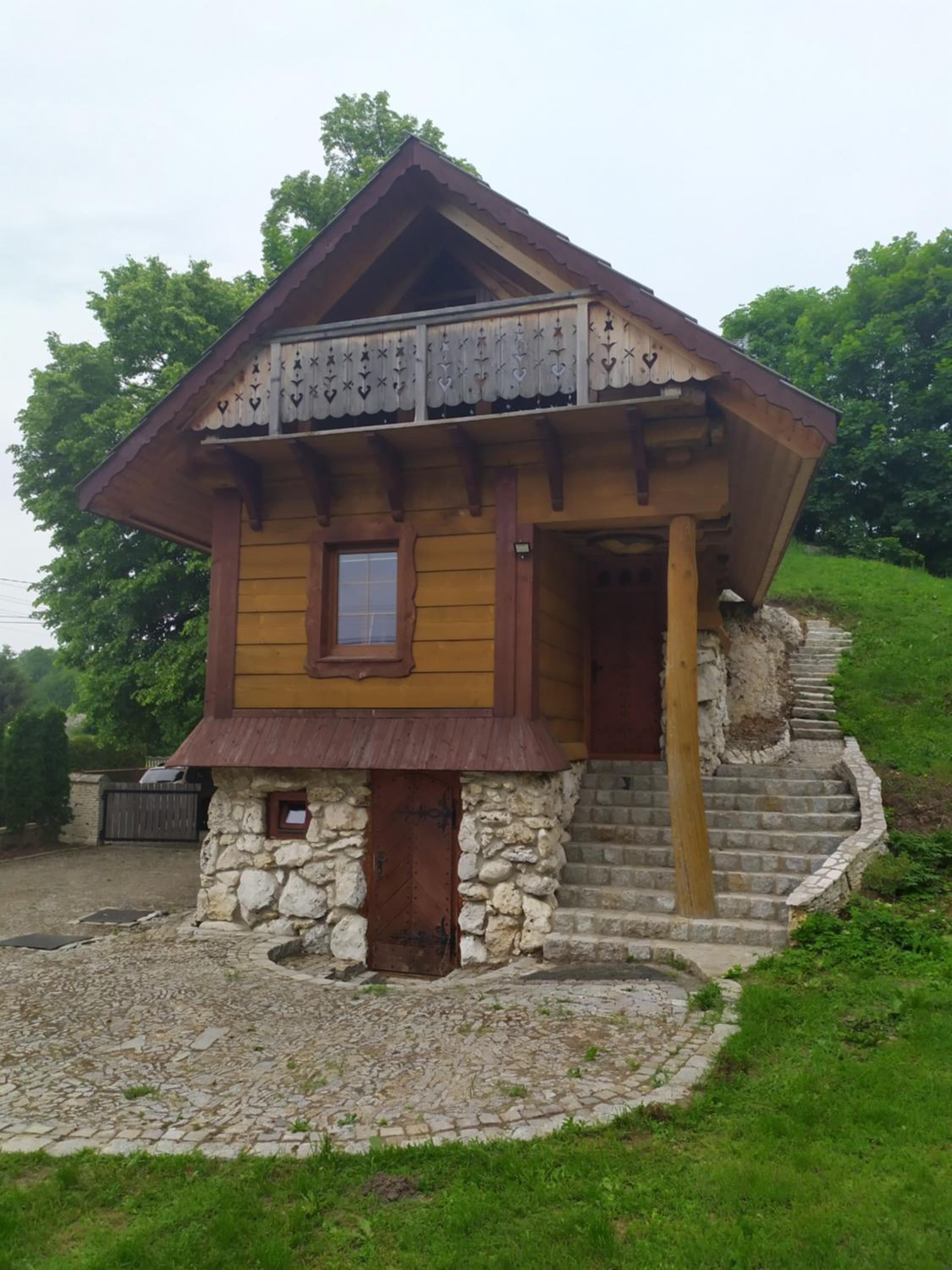 Domek w skale view 2