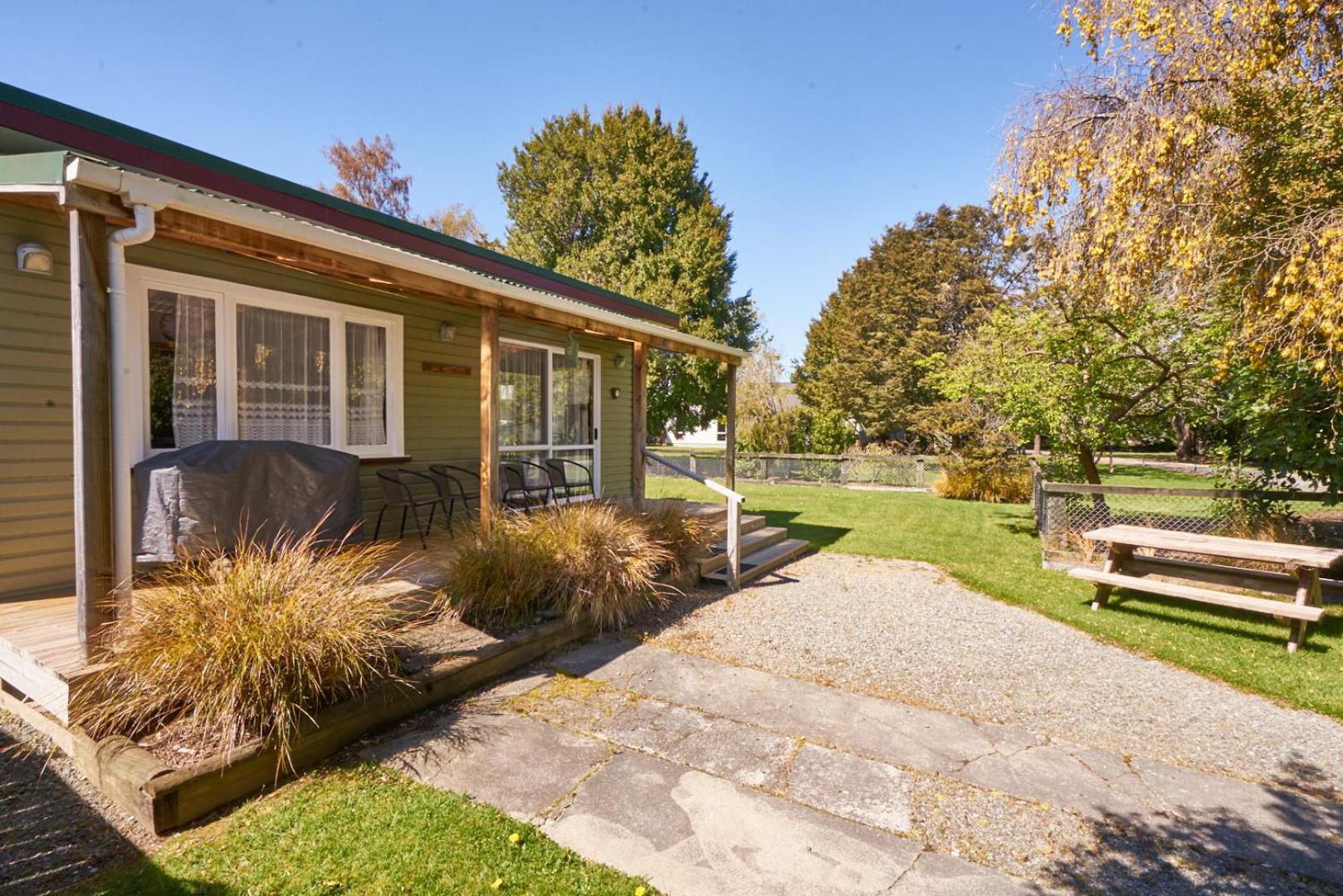 Accommodation Fiordland The Bach - One Bedroom Cottage at 226B Milford Road view 4