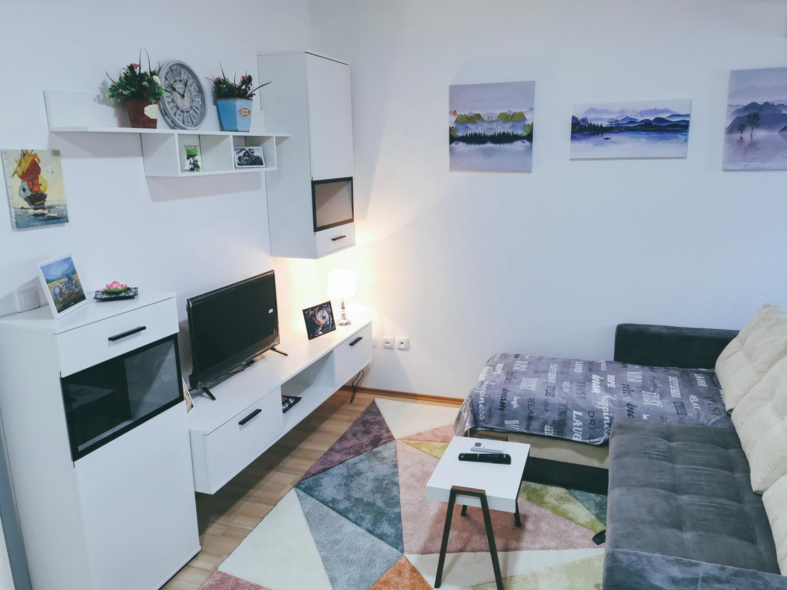 Cozy Corner Apartments - Free parking & Wi-fi view 2