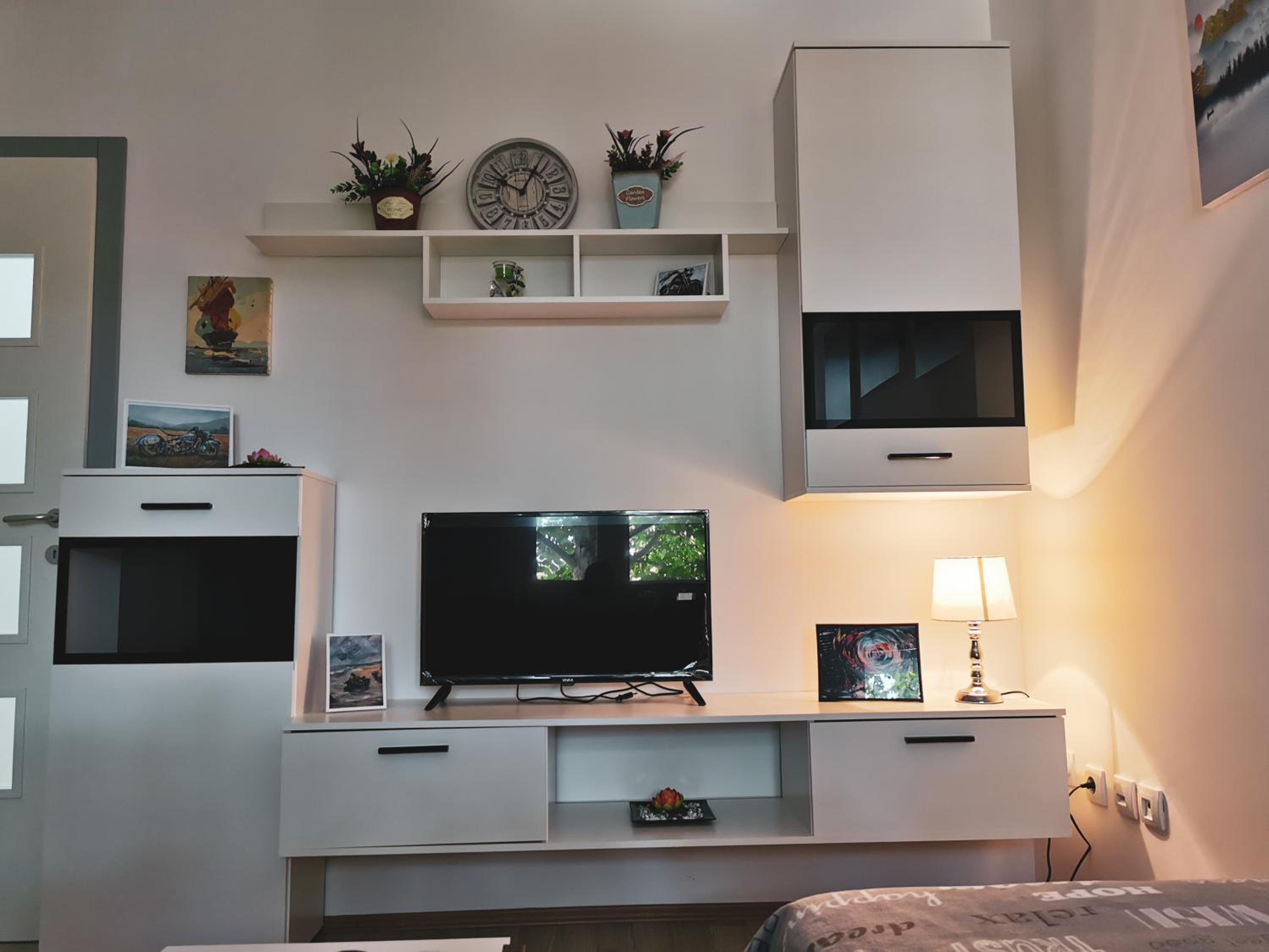 Cozy Corner Apartments - Free parking & Wi-fi view 5