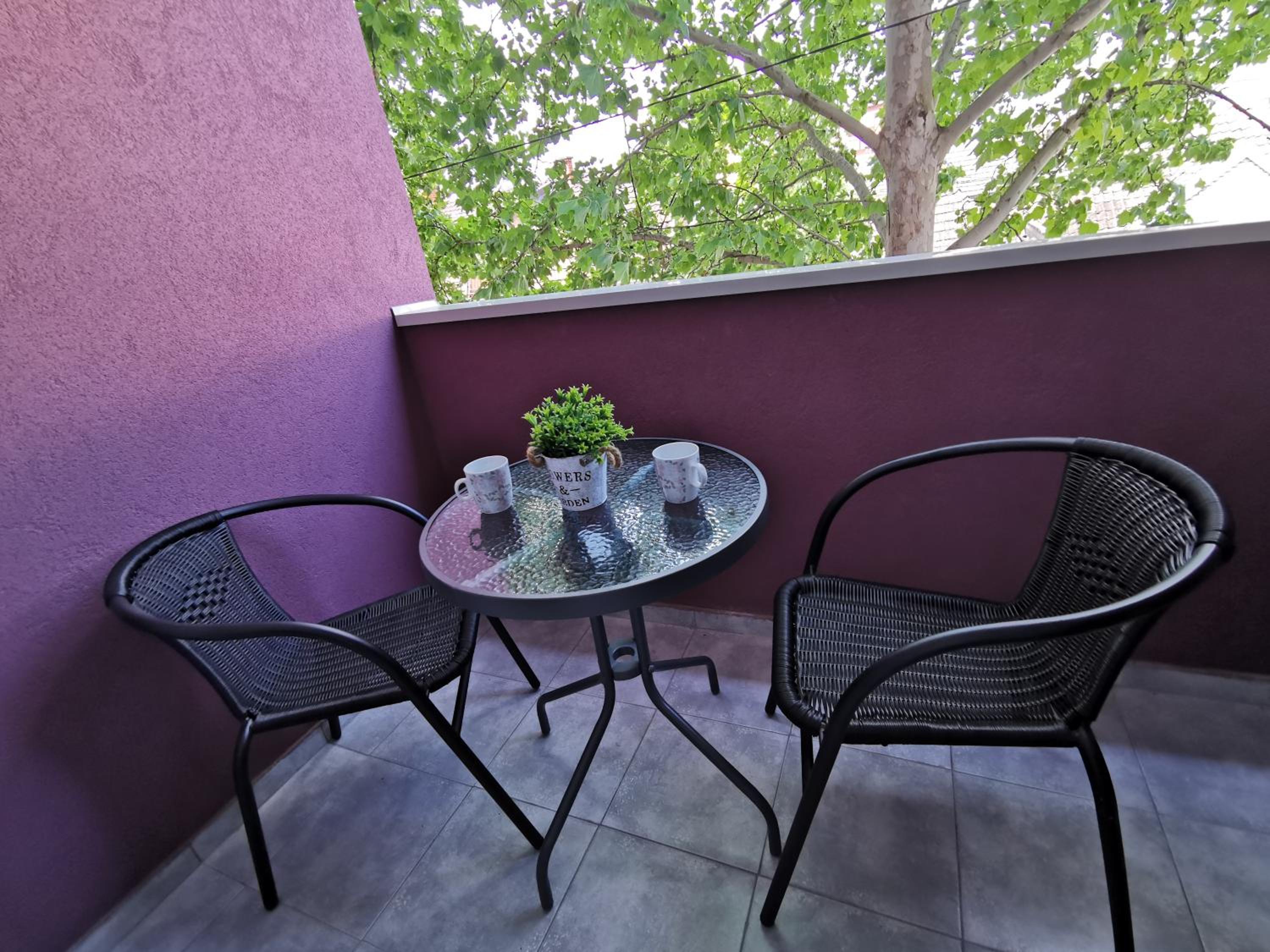 Cozy Corner Apartments - Free parking & Wi-fi view 4