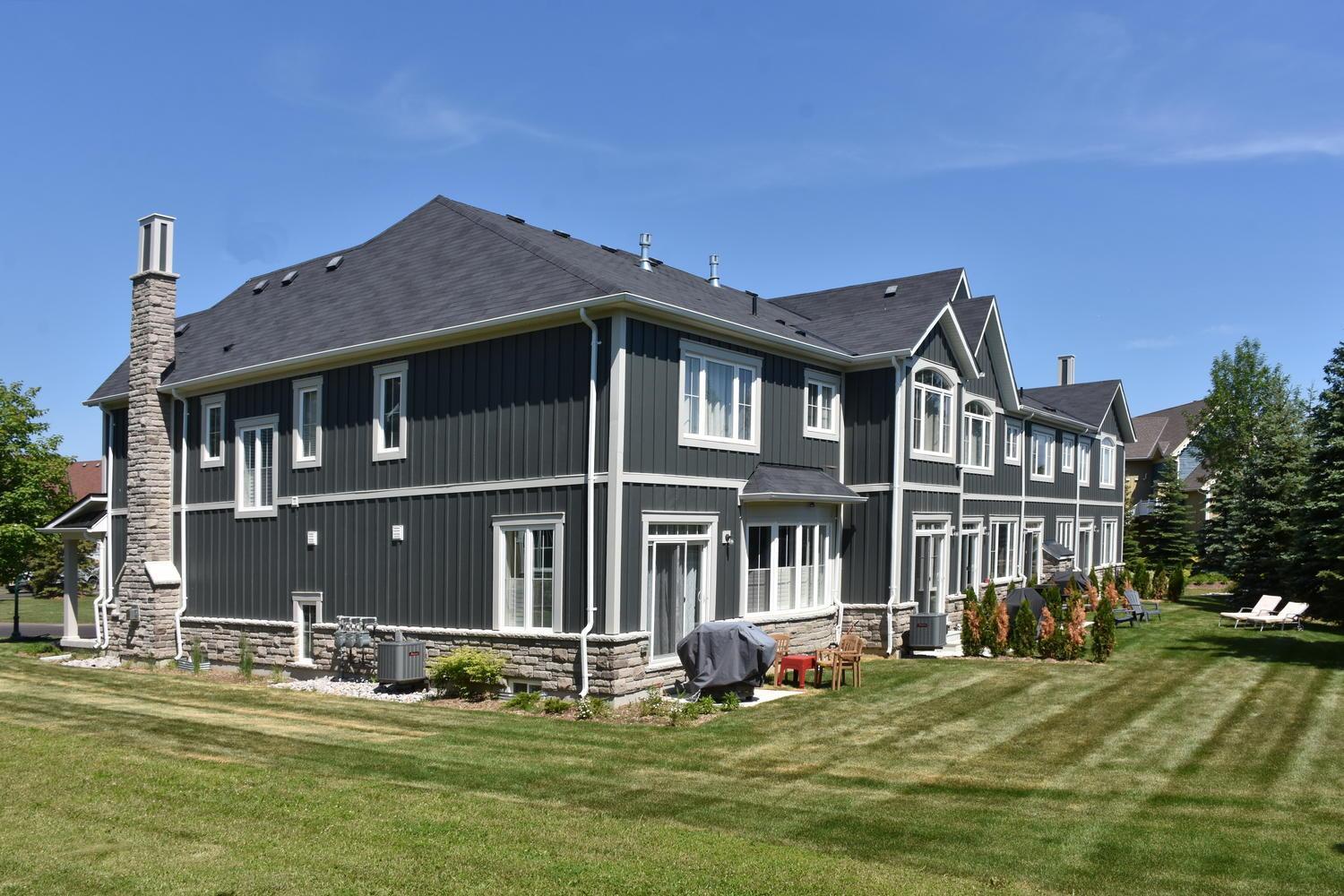 New Blue Mountain Village Snowbridge Executive Townhome Sleeps 10 with Outdoor Pool and Shuttle