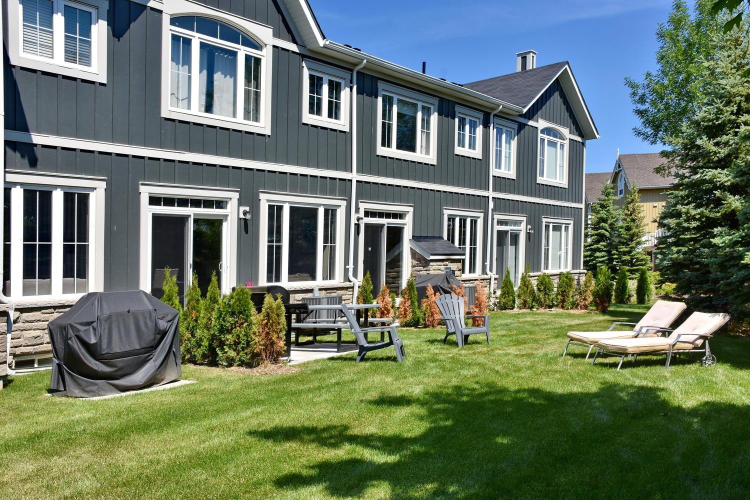 New Blue Mountain Village Snowbridge Executive Townhome Sleeps 10 with Outdoor Pool and Shuttle