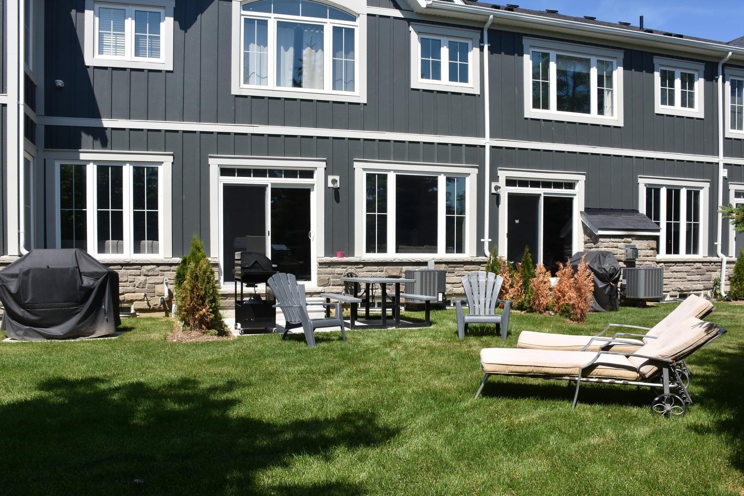 New Blue Mountain Village Snowbridge Executive Townhome Sleeps 10 with Outdoor Pool and Shuttle