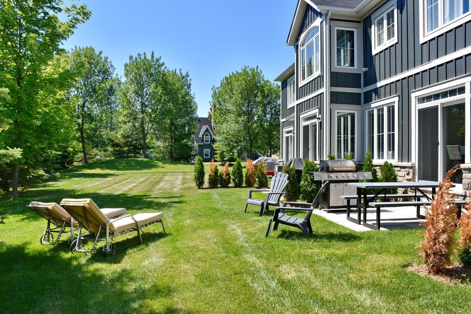 New Blue Mountain Village Snowbridge Executive Townhome Sleeps 10 with Outdoor Pool and Shuttle