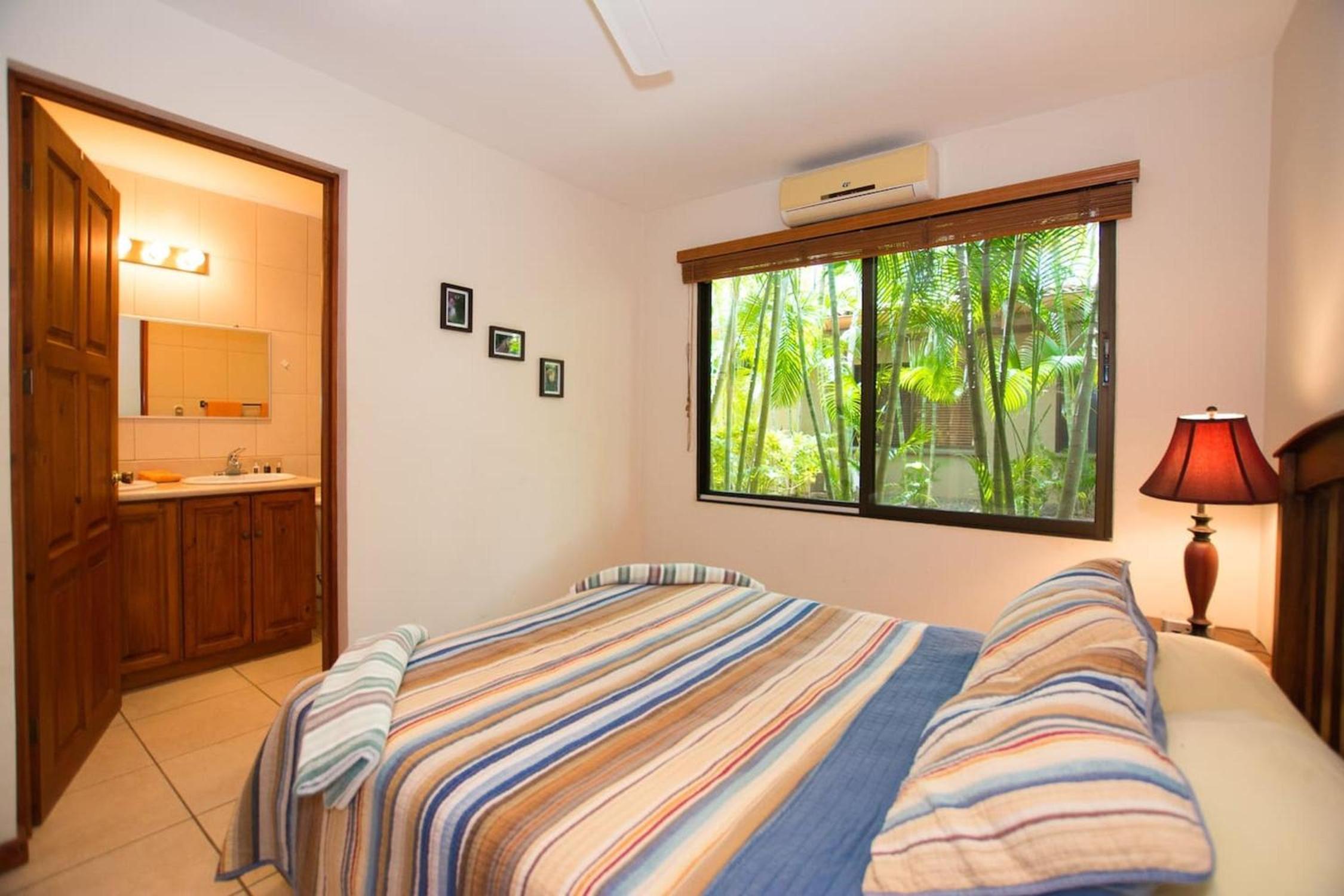 Cozy Garden Condo with Vibrant Tropical Decor, Swimming Pool and Rancho
