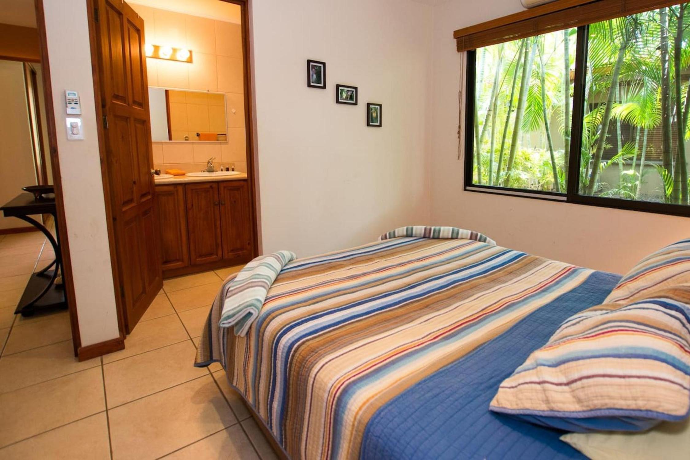 Cozy Garden Condo with Vibrant Tropical Decor, Swimming Pool and Rancho