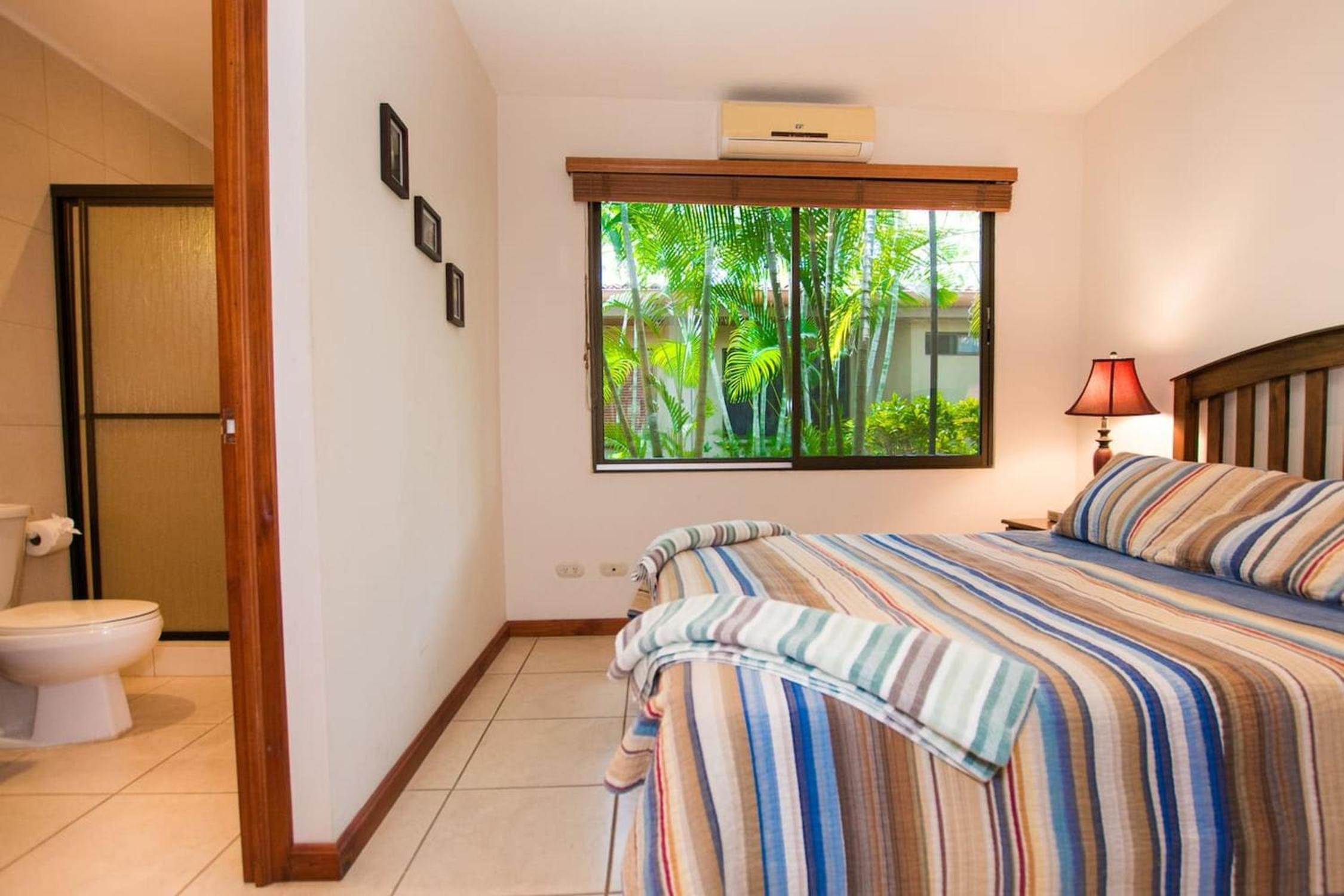 Cozy Garden Condo with Vibrant Tropical Decor, Swimming Pool and Rancho