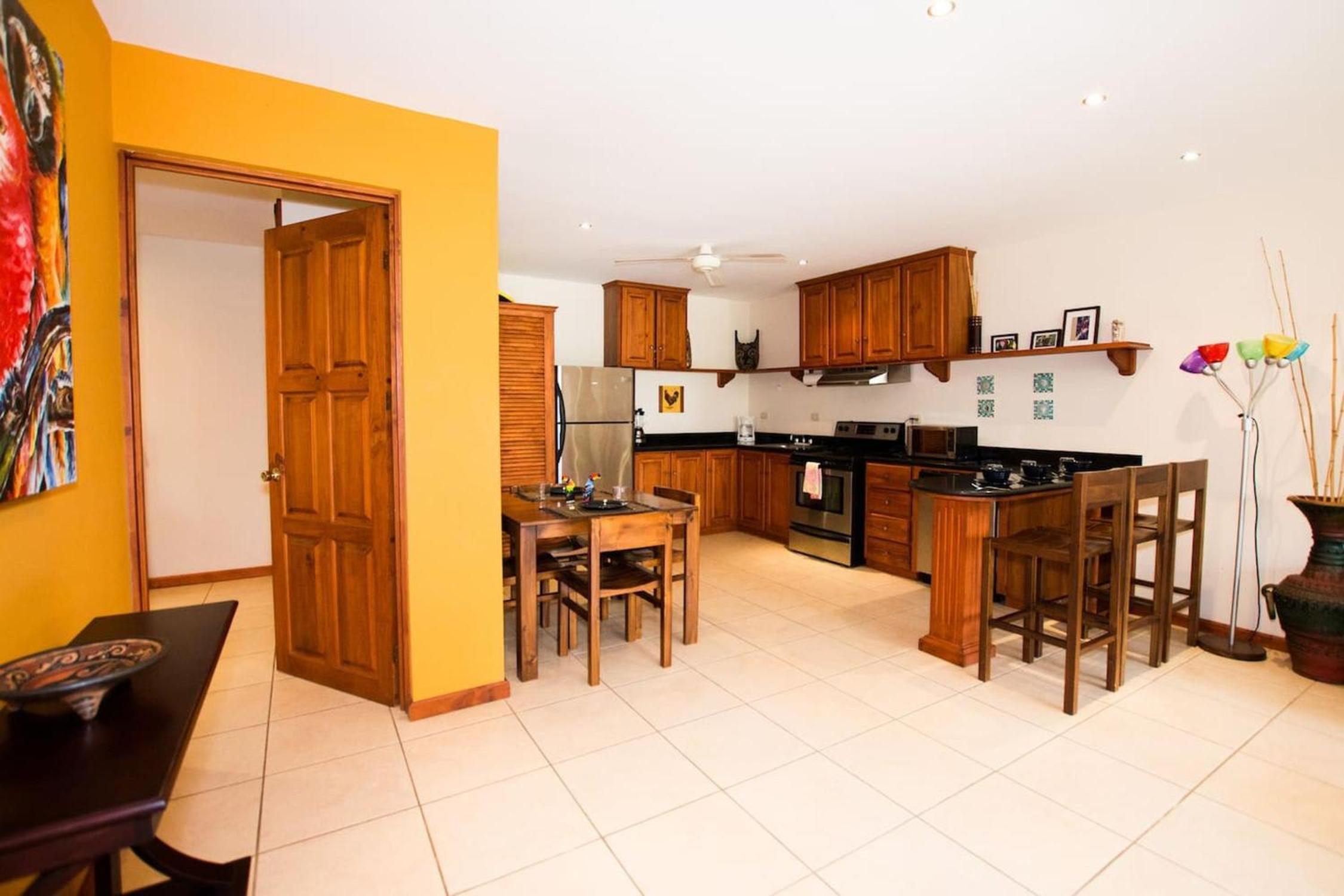 Cozy Garden Condo with Vibrant Tropical Decor, Swimming Pool and Rancho