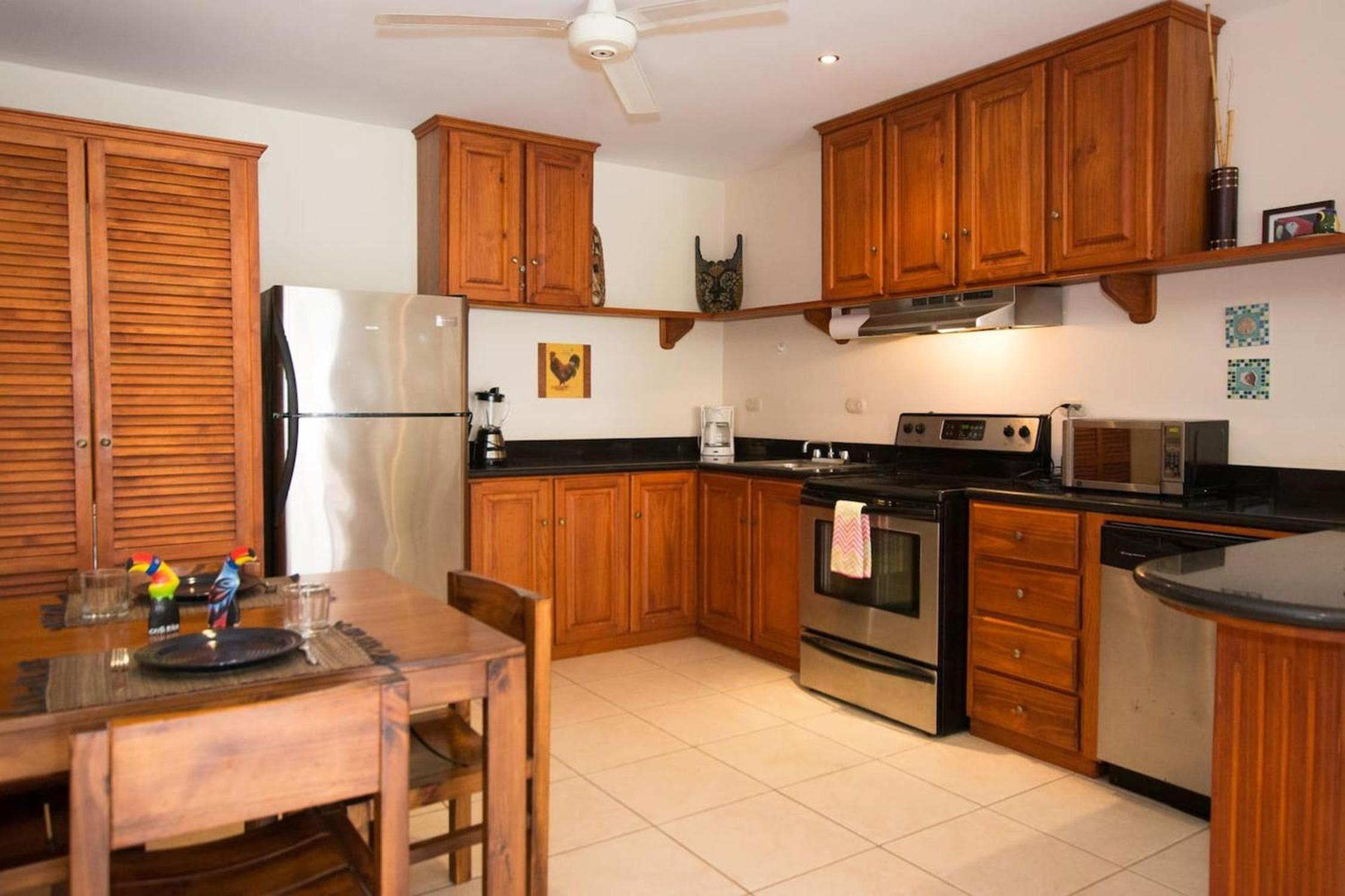 Cozy Garden Condo with Vibrant Tropical Decor, Swimming Pool and Rancho