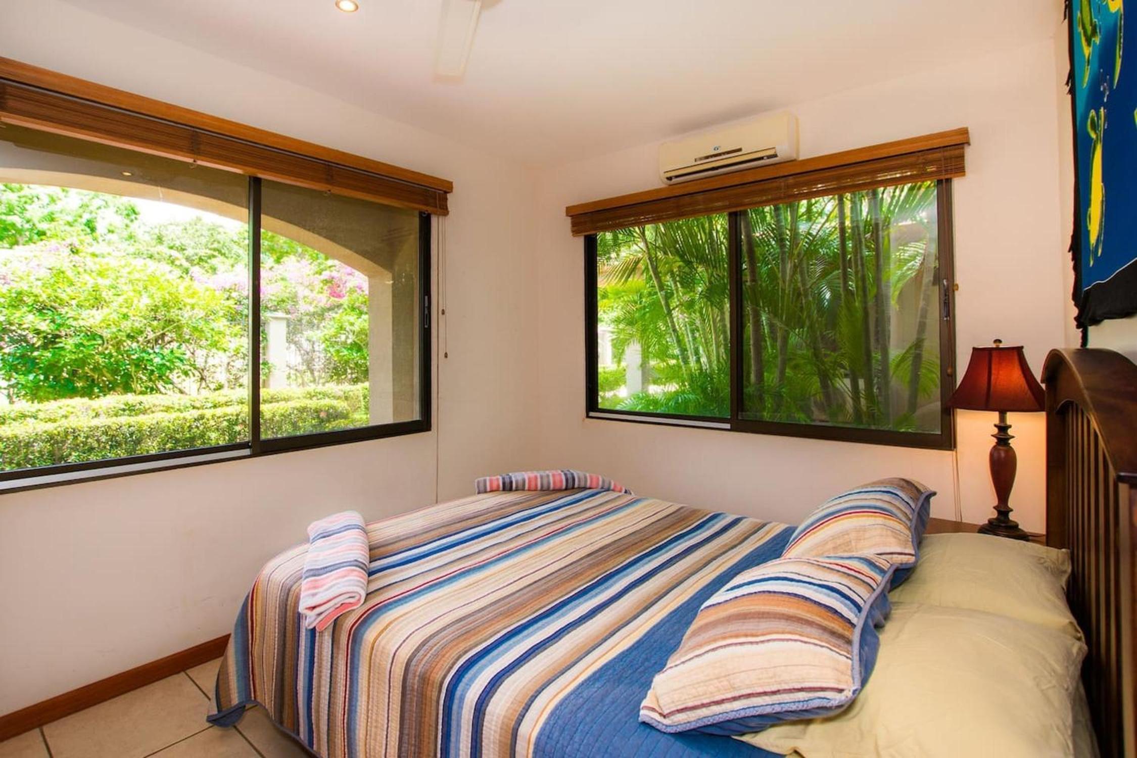 Cozy Garden Condo with Vibrant Tropical Decor, Swimming Pool and Rancho