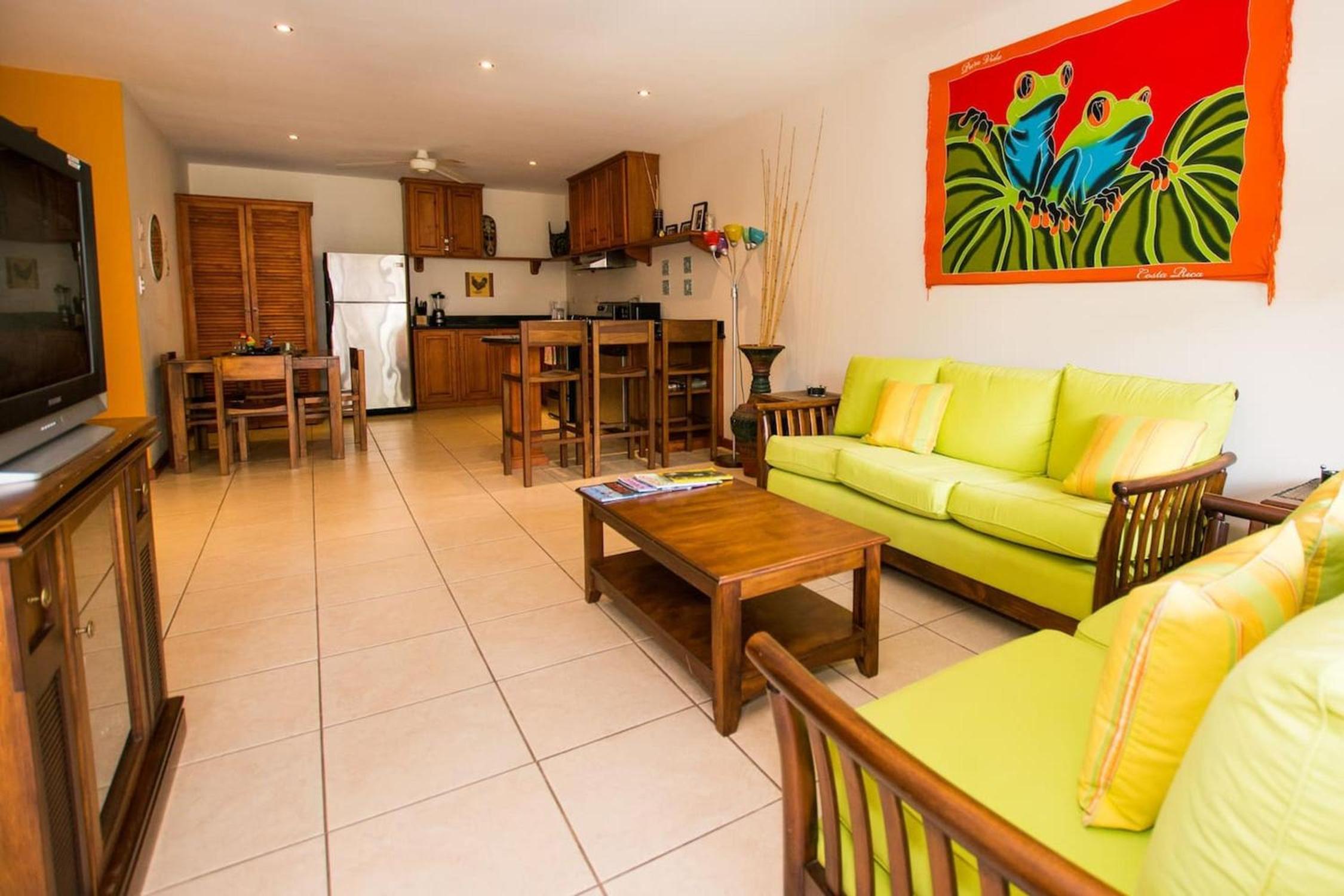Cozy Garden Condo with Vibrant Tropical Decor, Swimming Pool and Rancho