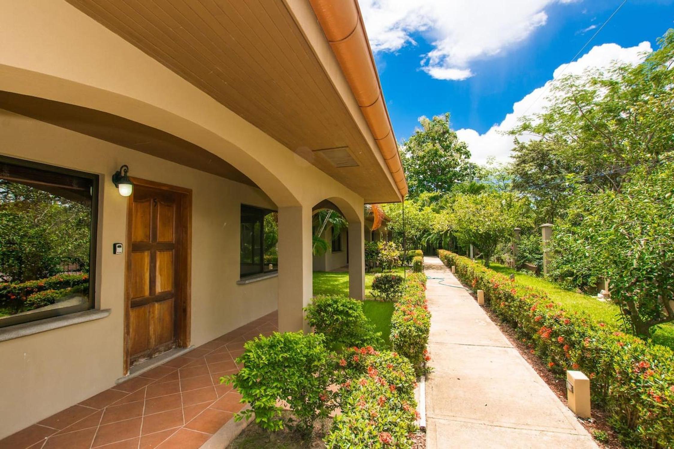 Cozy Garden Condo with Vibrant Tropical Decor, Swimming Pool and Rancho